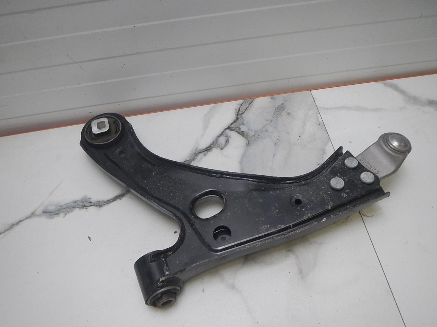 Рычаг передний правый