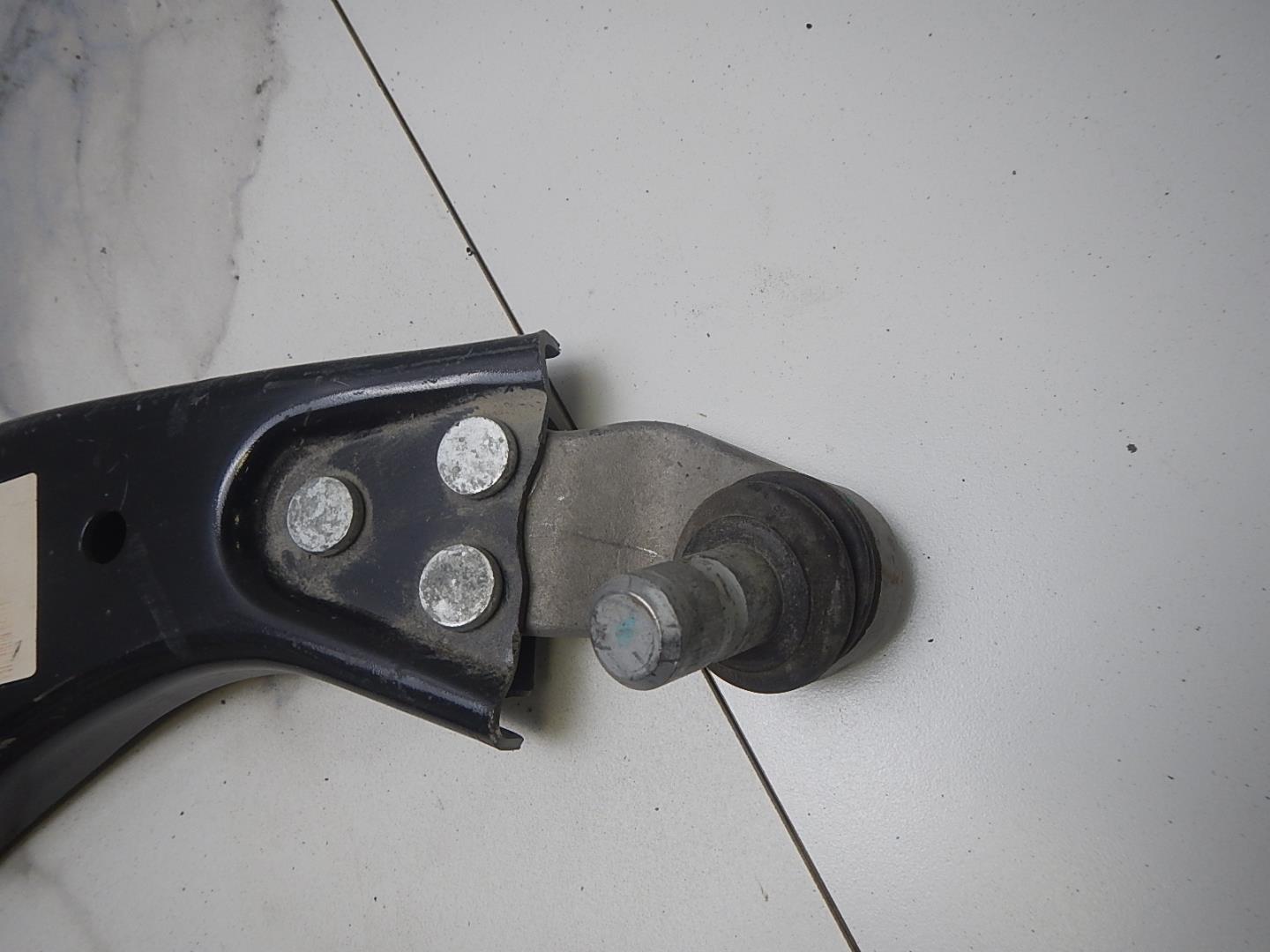 Рычаг передний правый