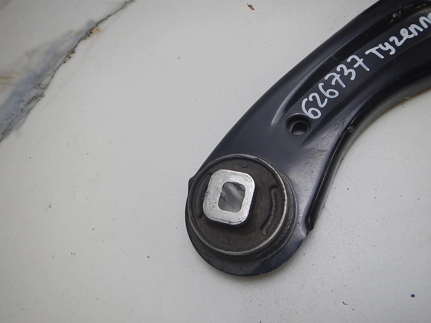 Рычаг передний правый