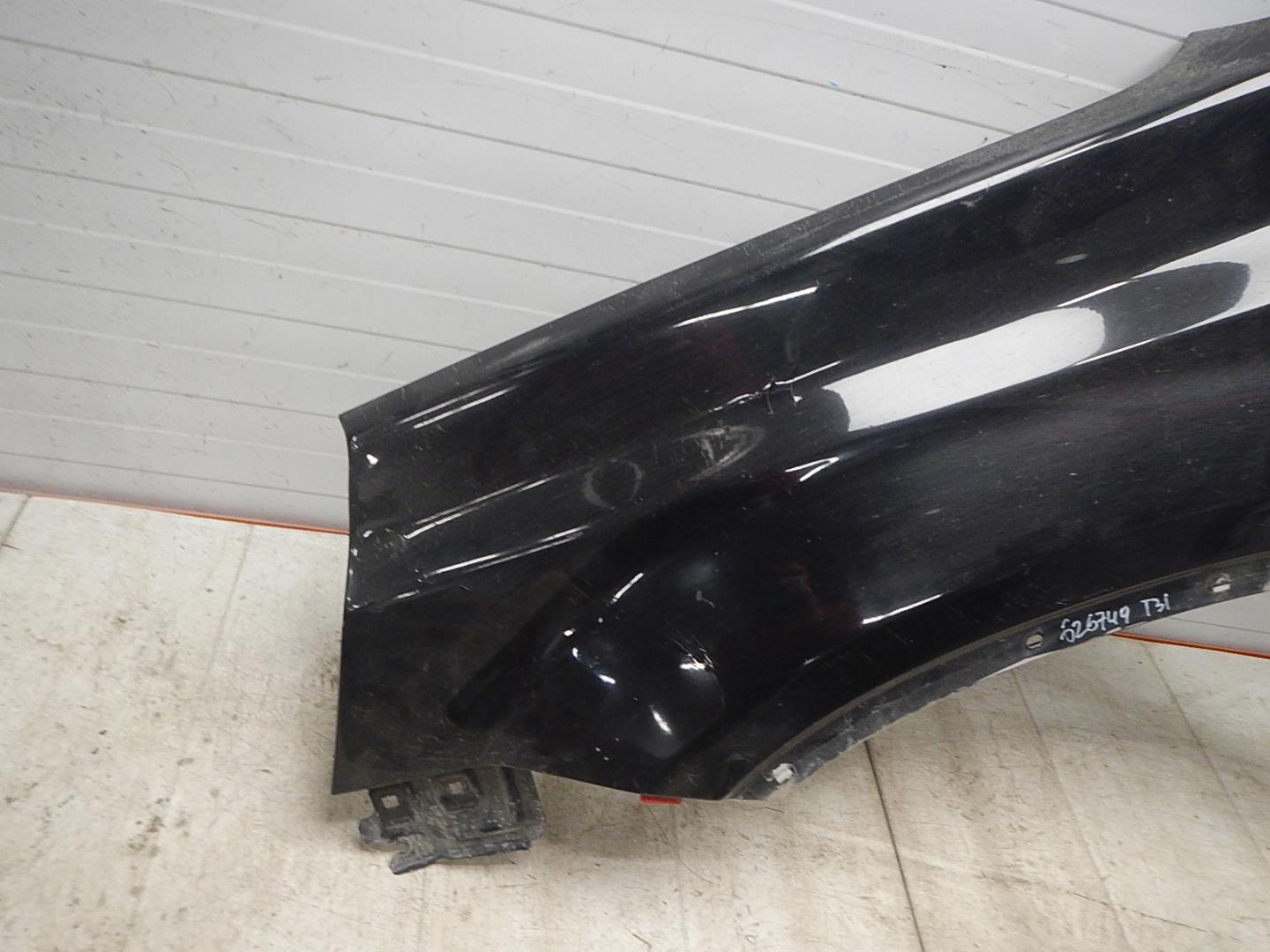 Крыло переднее левое