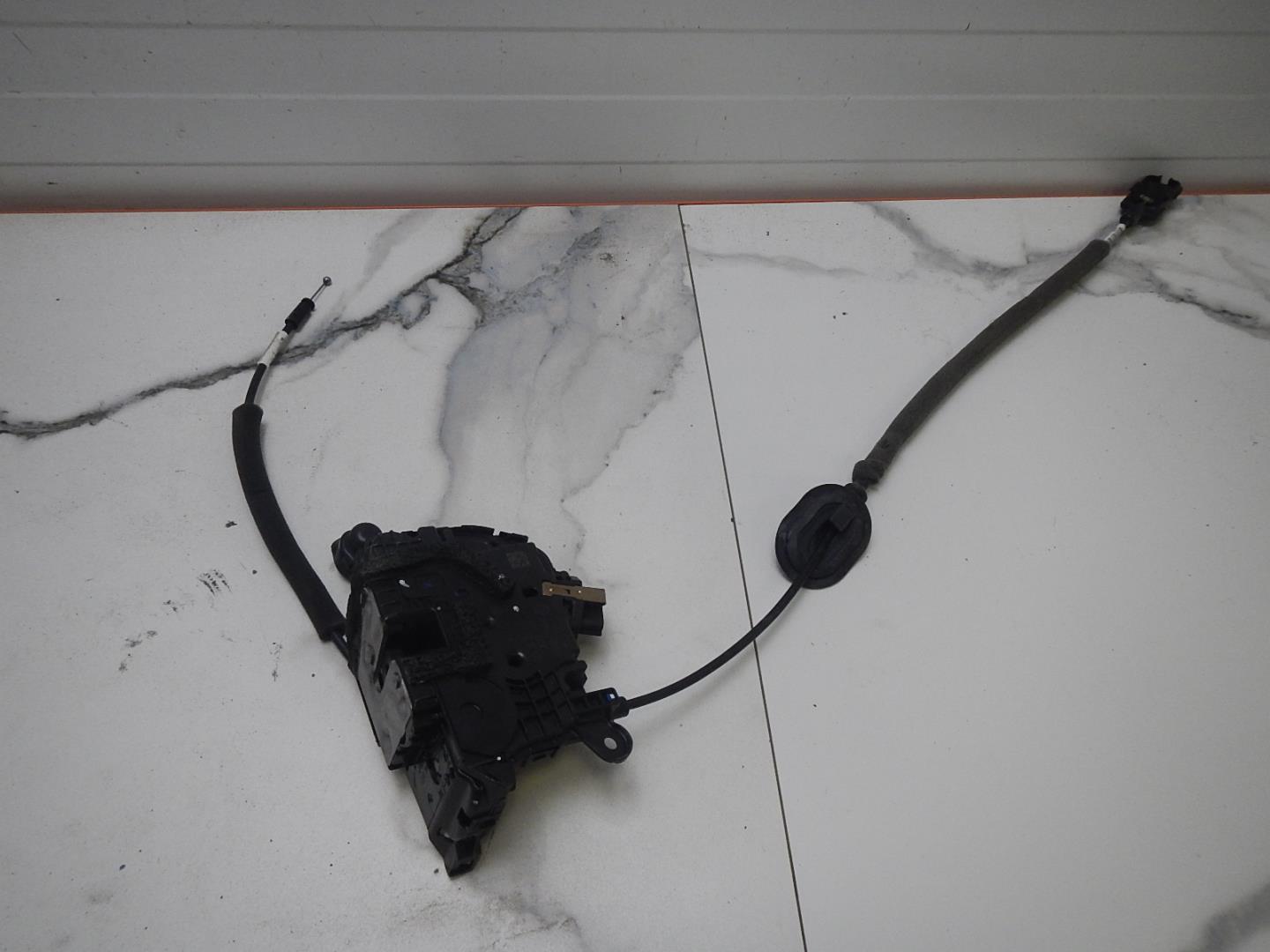 Замок двери передней левой