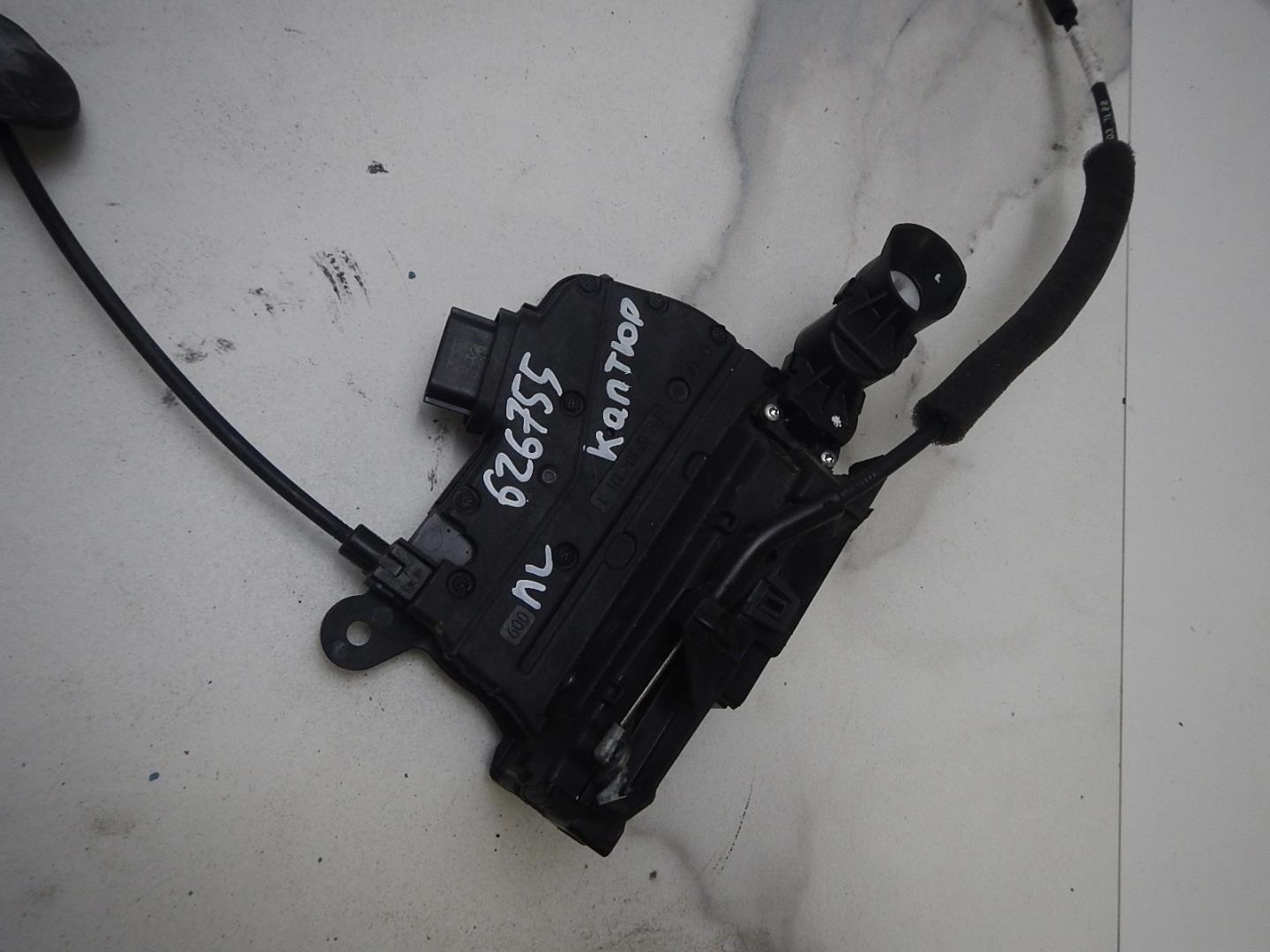 Замок двери передней левой