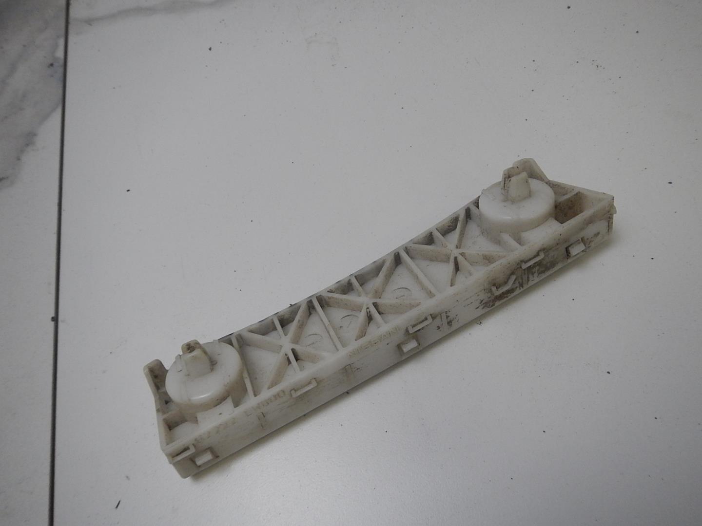 Кронштейн переднего бампера правый