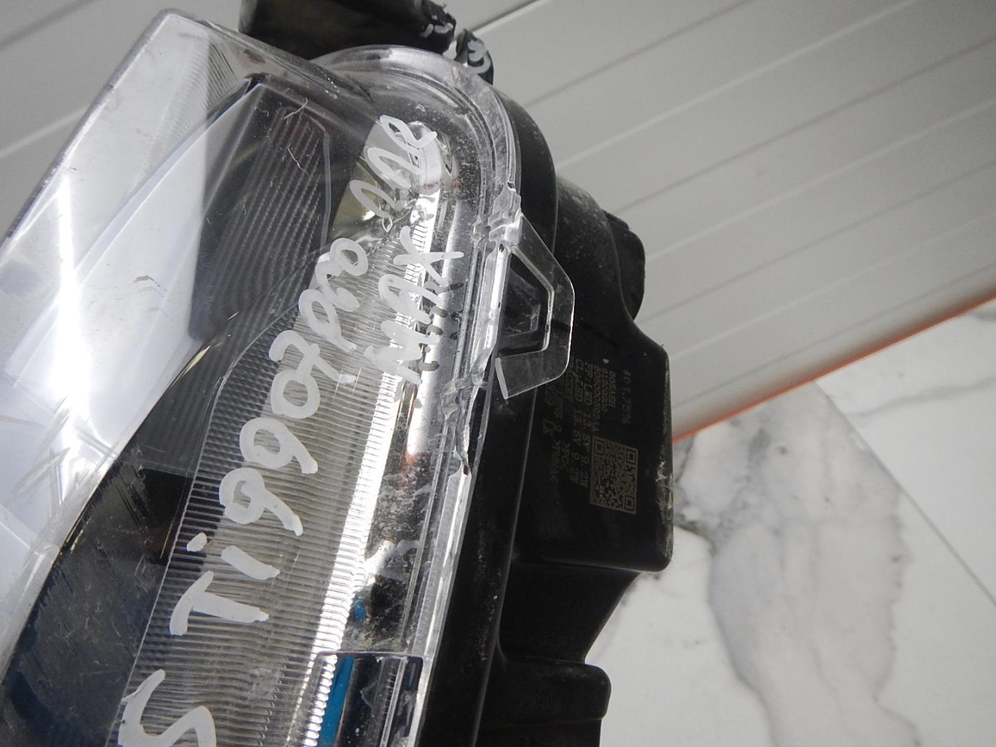 Фара дневного света правая (ходовые огни)