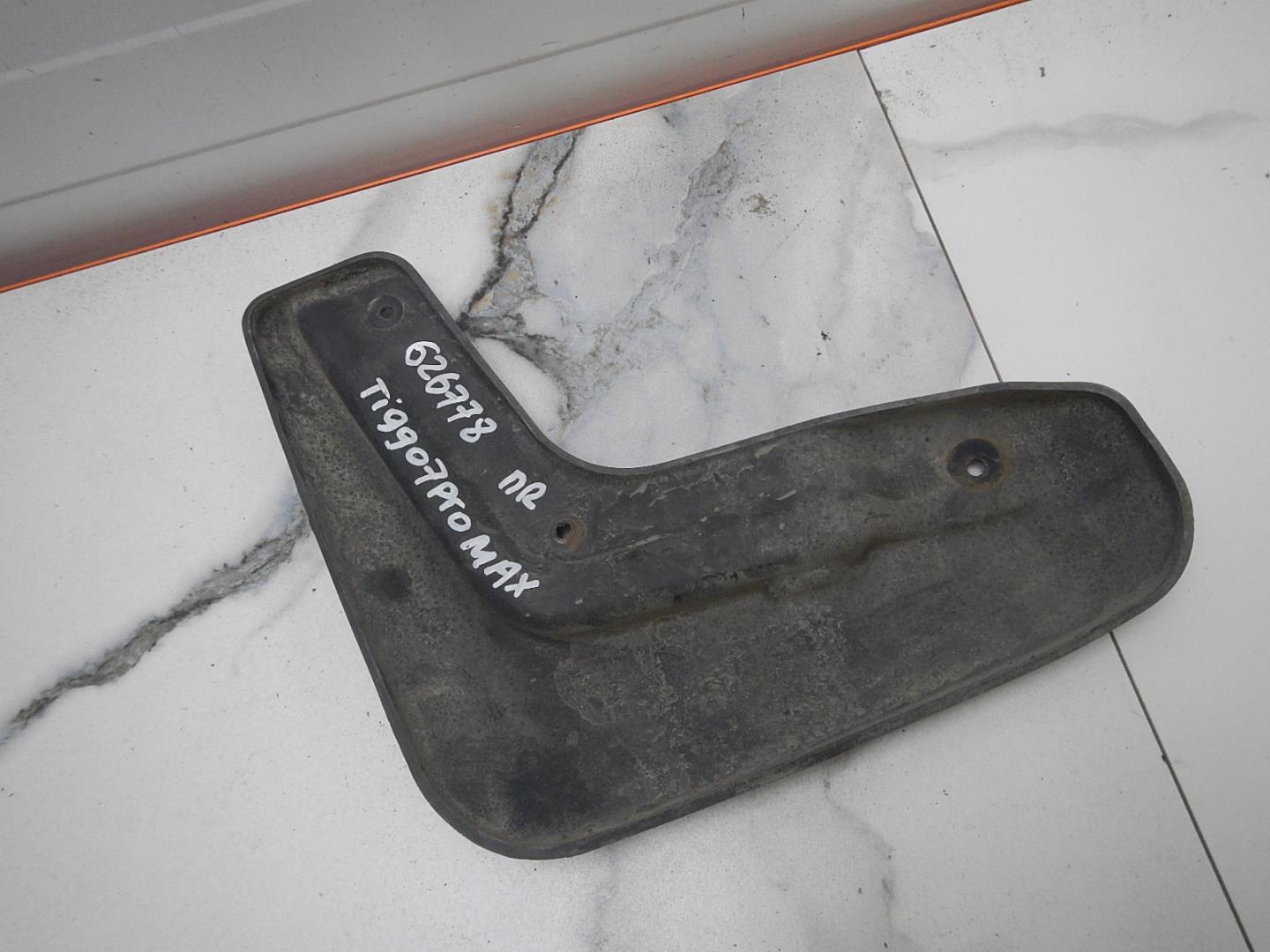 Брызговик передний правый