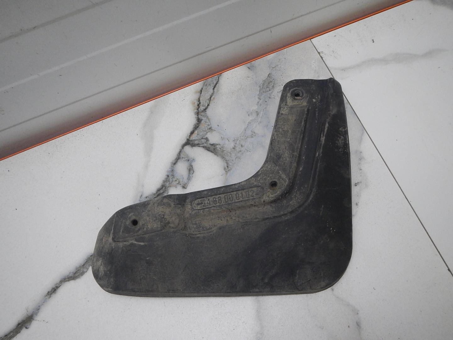 Брызговик передний правый