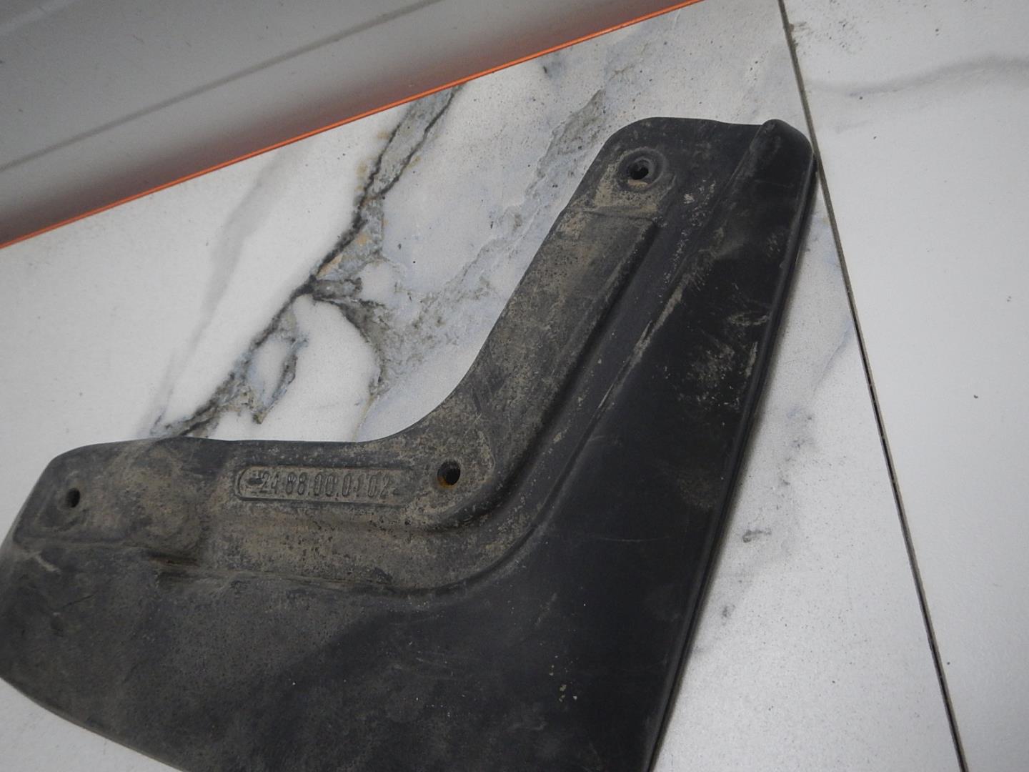 Брызговик передний правый