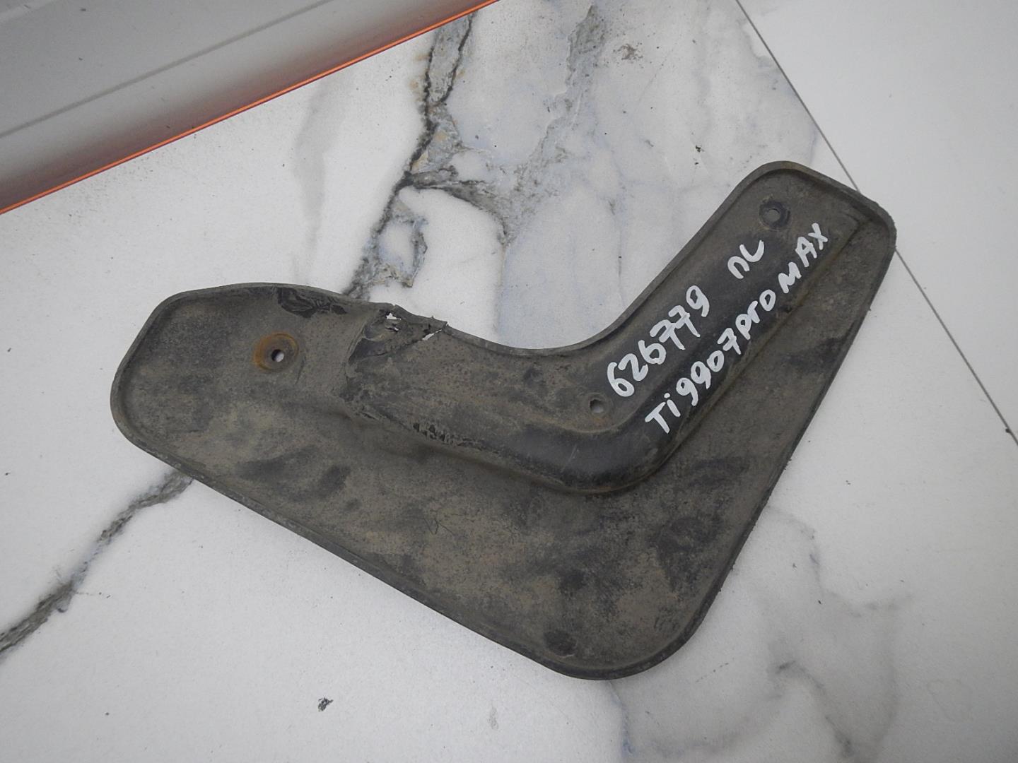 Брызговик передний левый