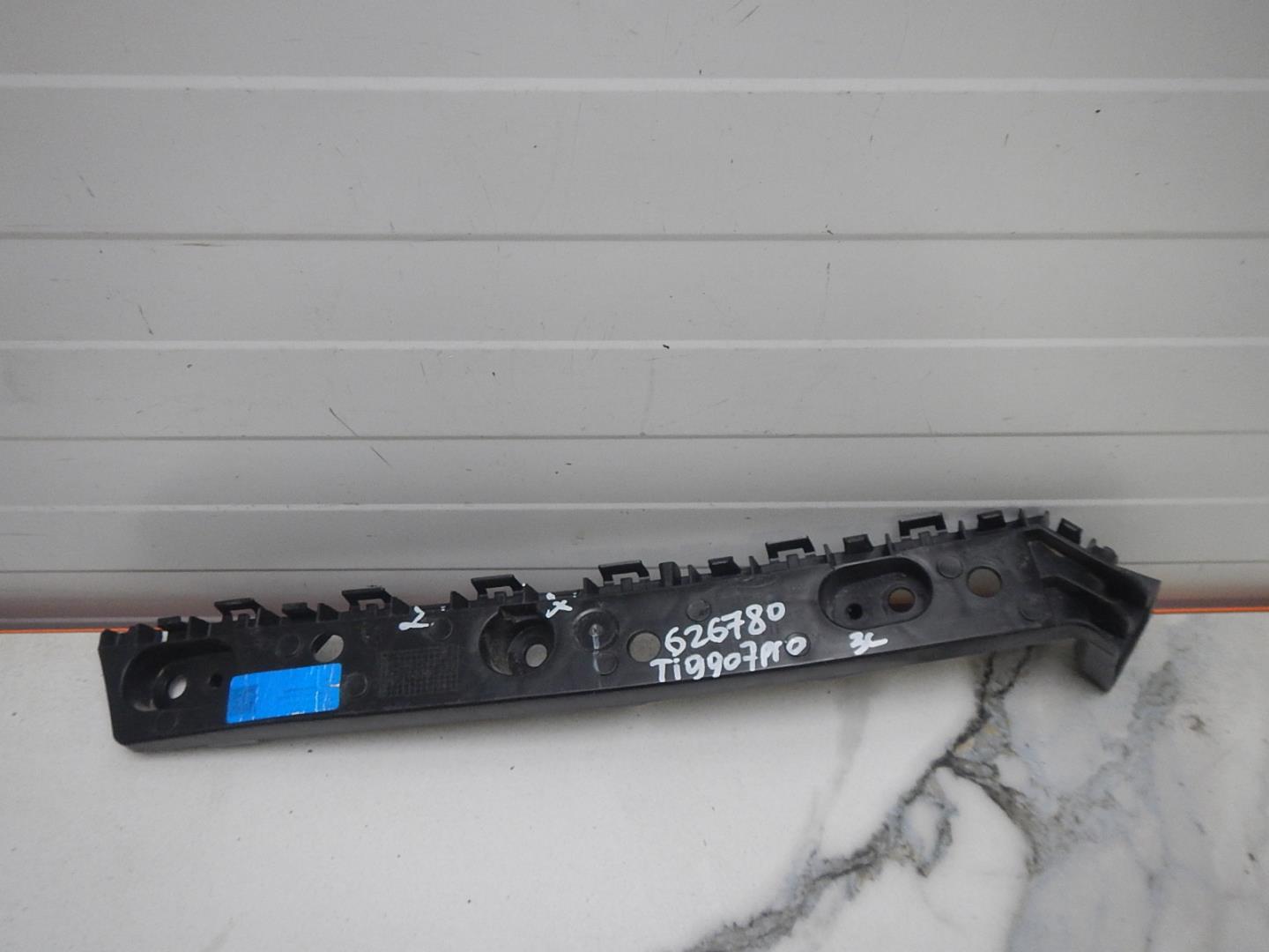 Кронштейн заднего бампера левый