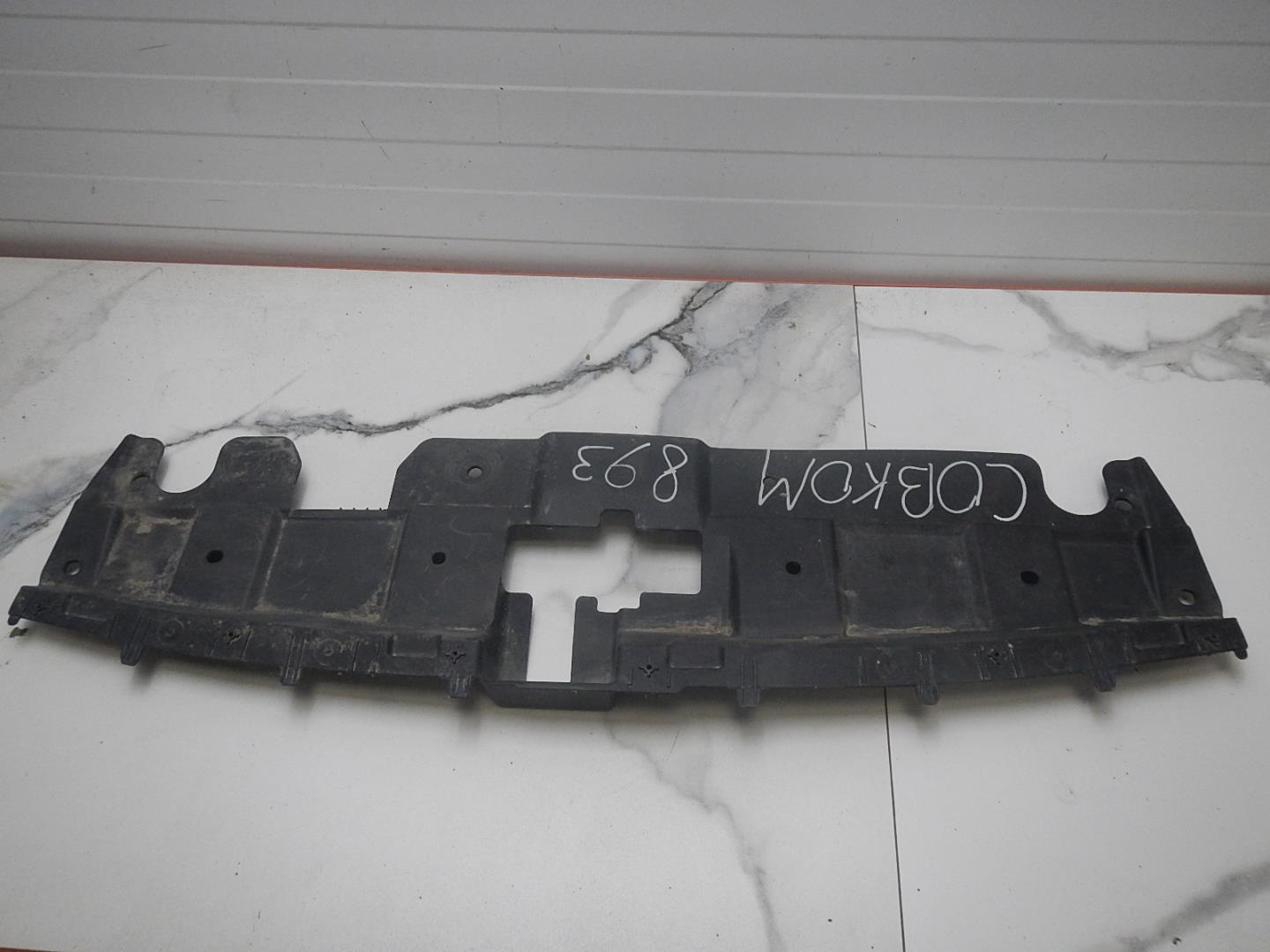 Кожух замка капота