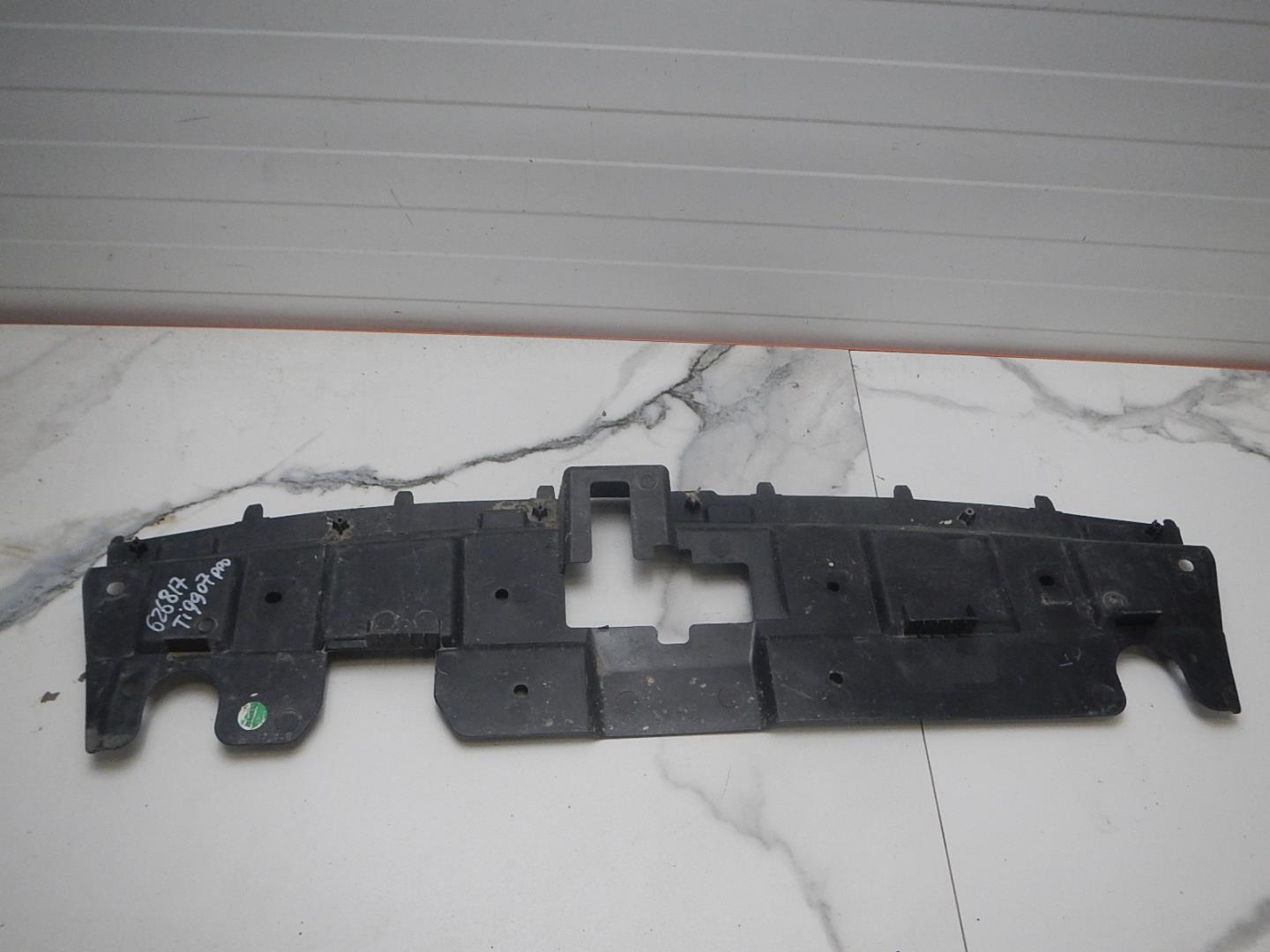 Кожух замка капота