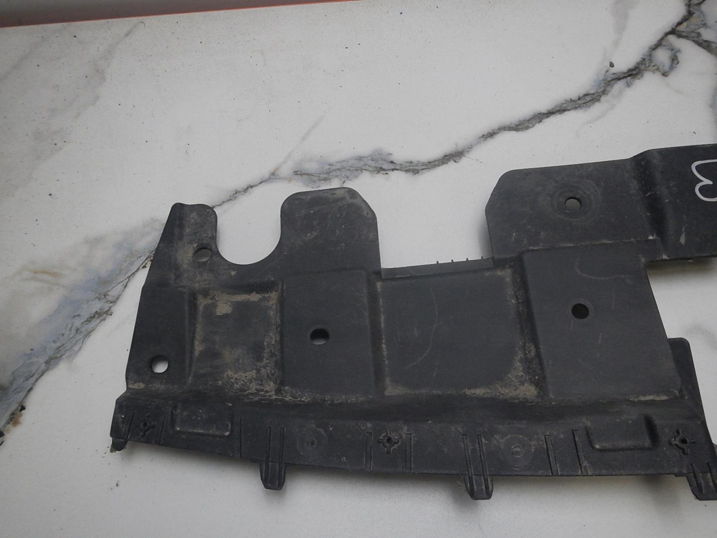 Кожух замка капота