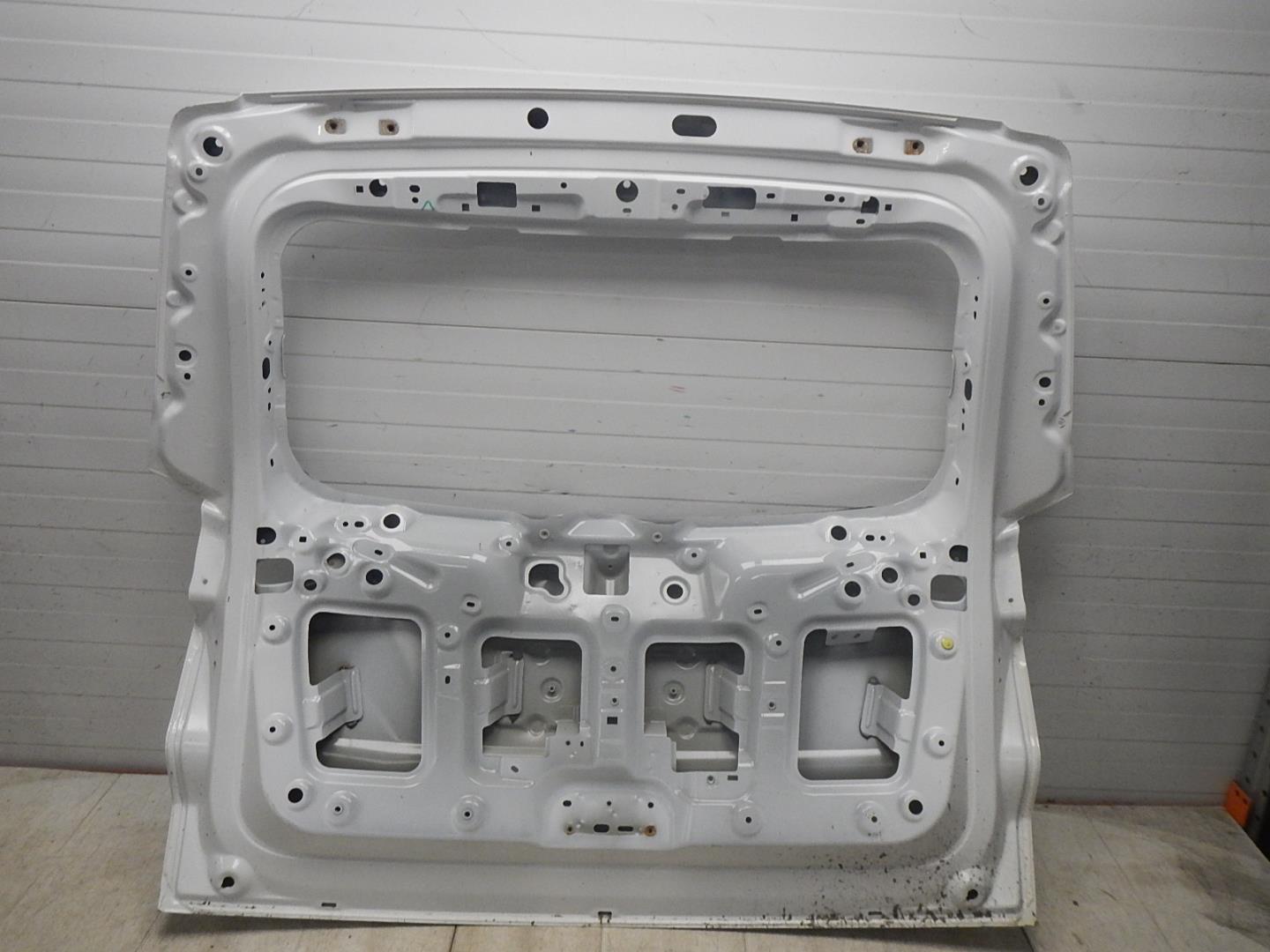 Дверь багажника