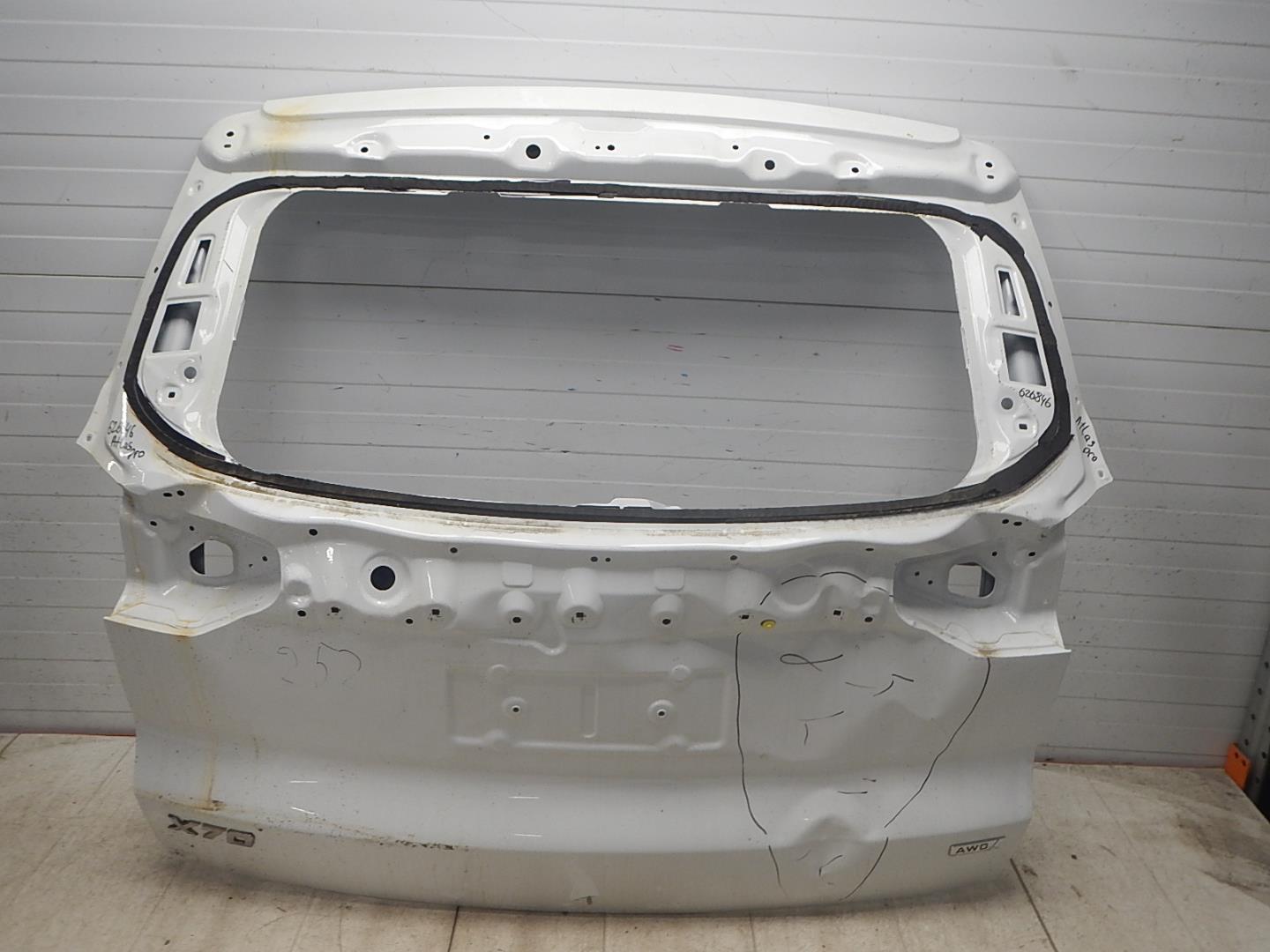 Дверь багажника