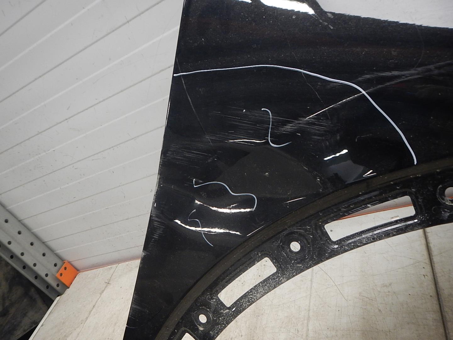 Крыло переднее правое