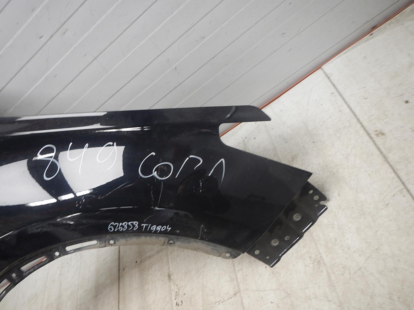 Крыло переднее правое