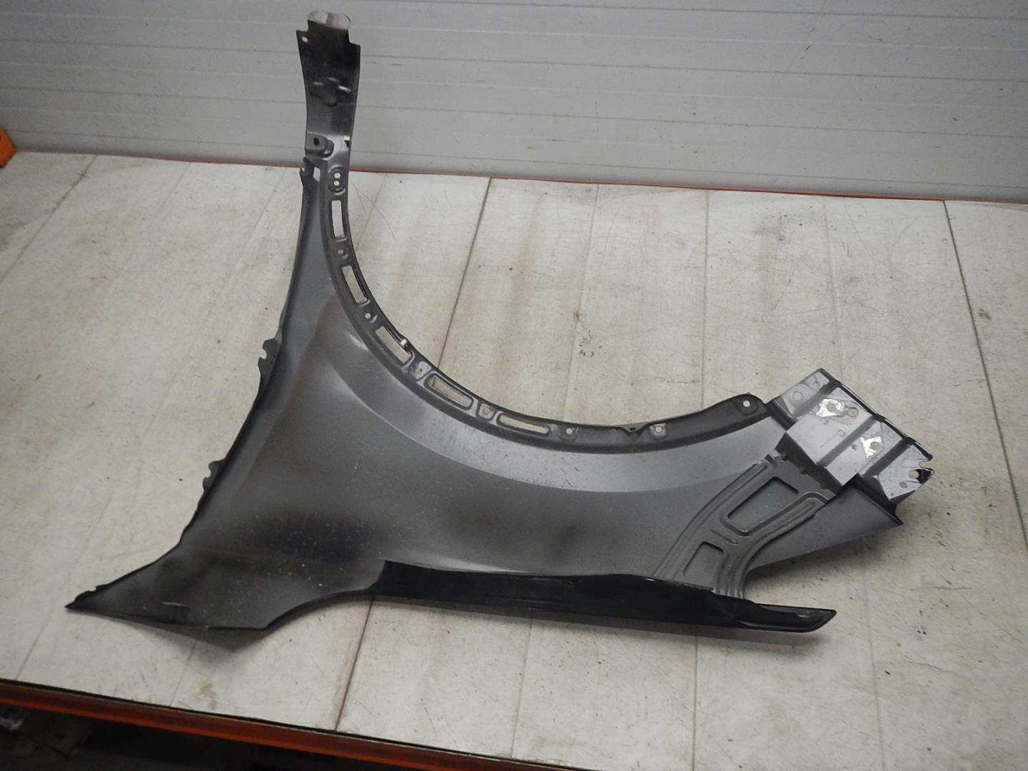 Крыло переднее правое