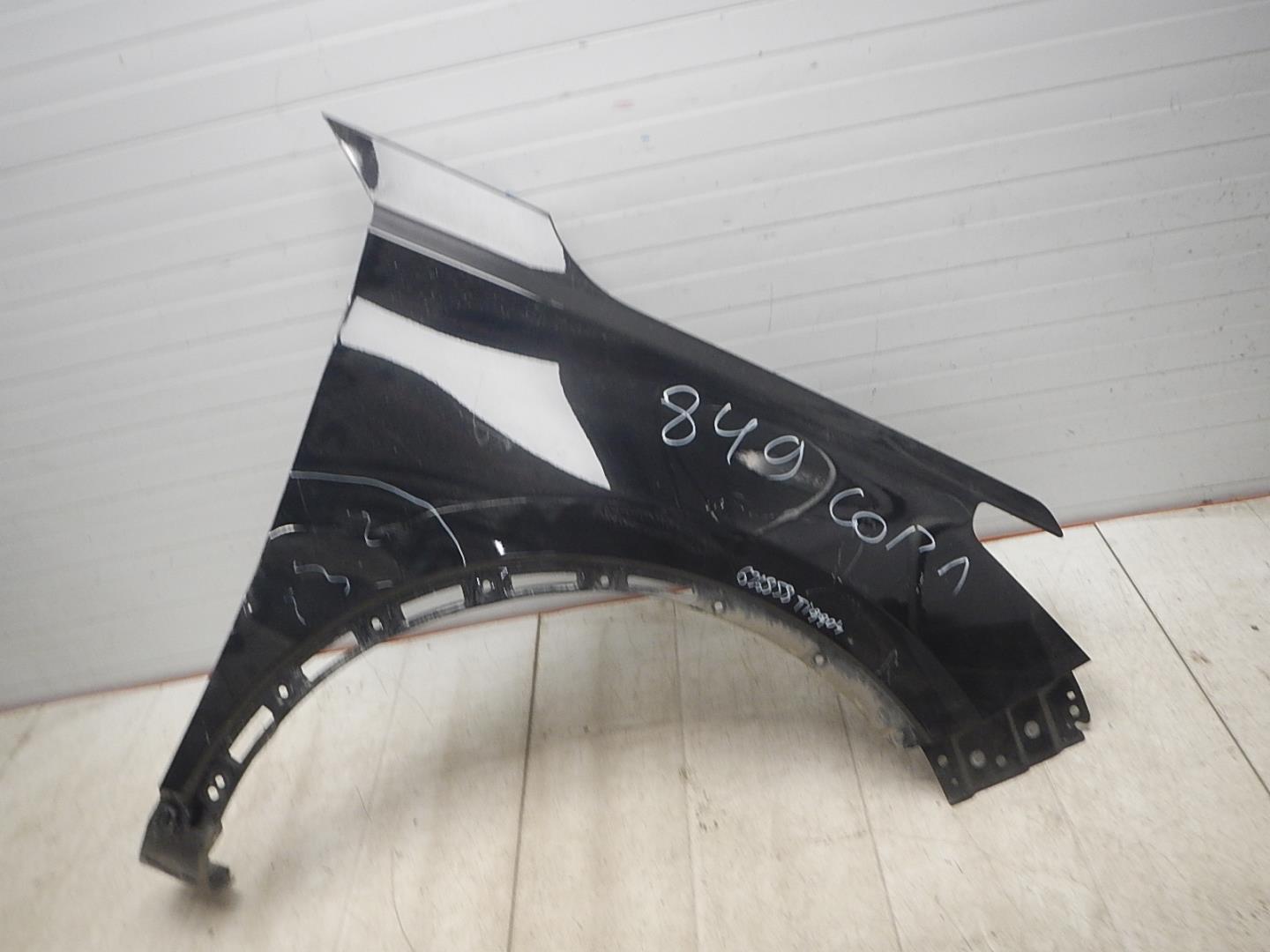 Крыло переднее правое