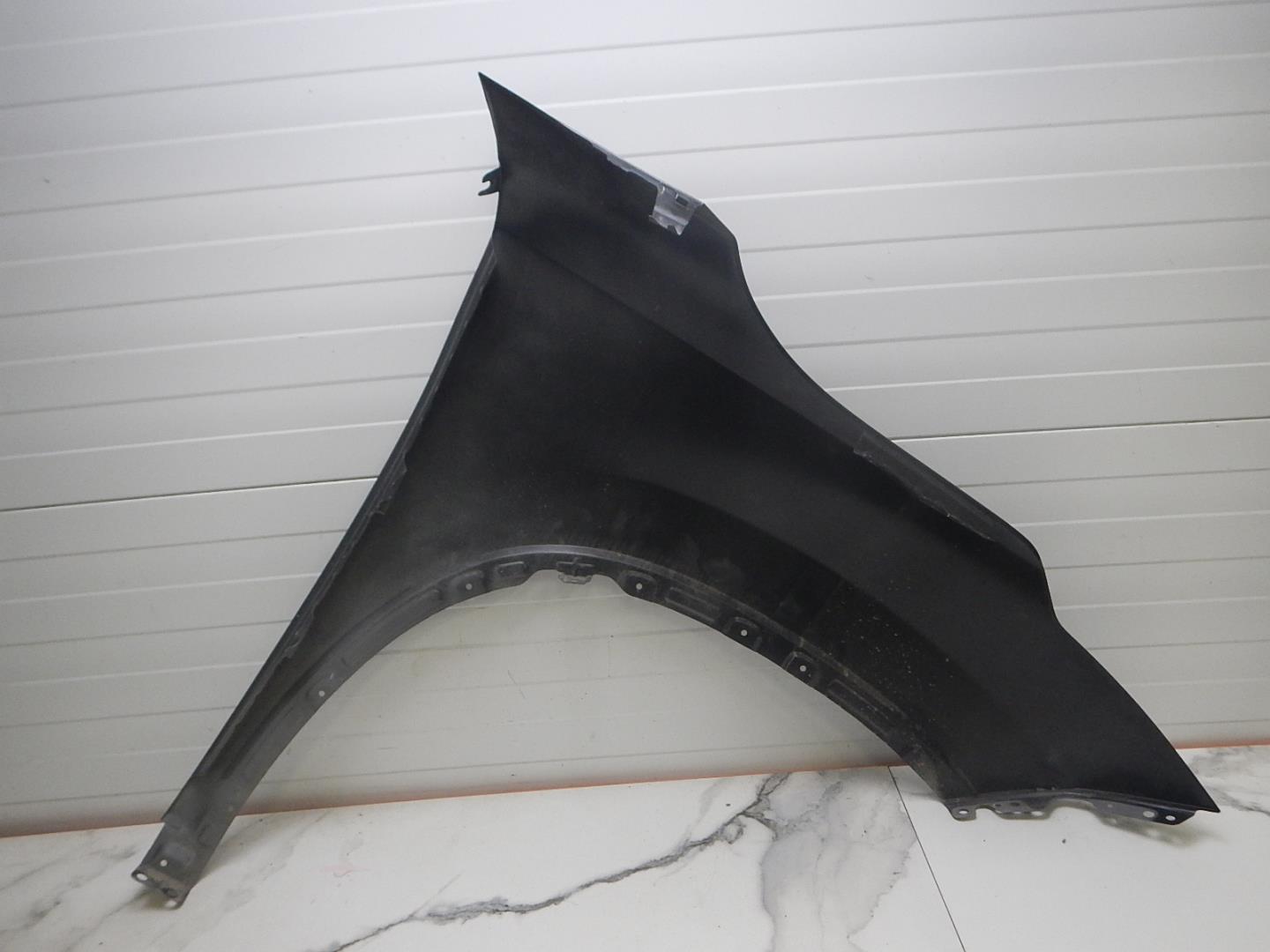 Крыло переднее левое