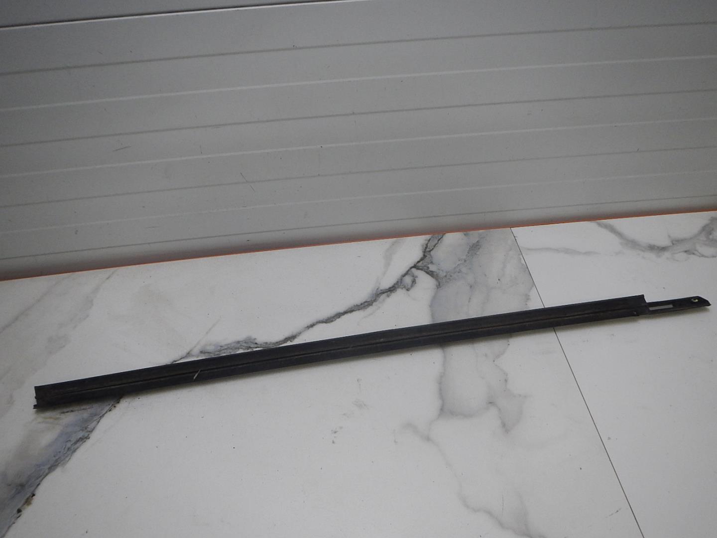 Накладка лобового стекла левая