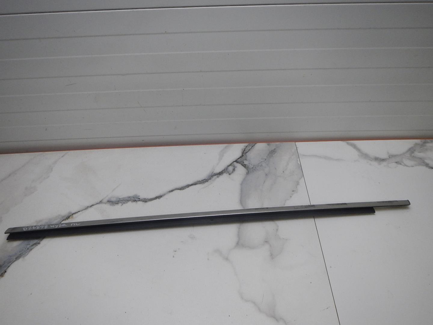 Накладка лобового стекла левая