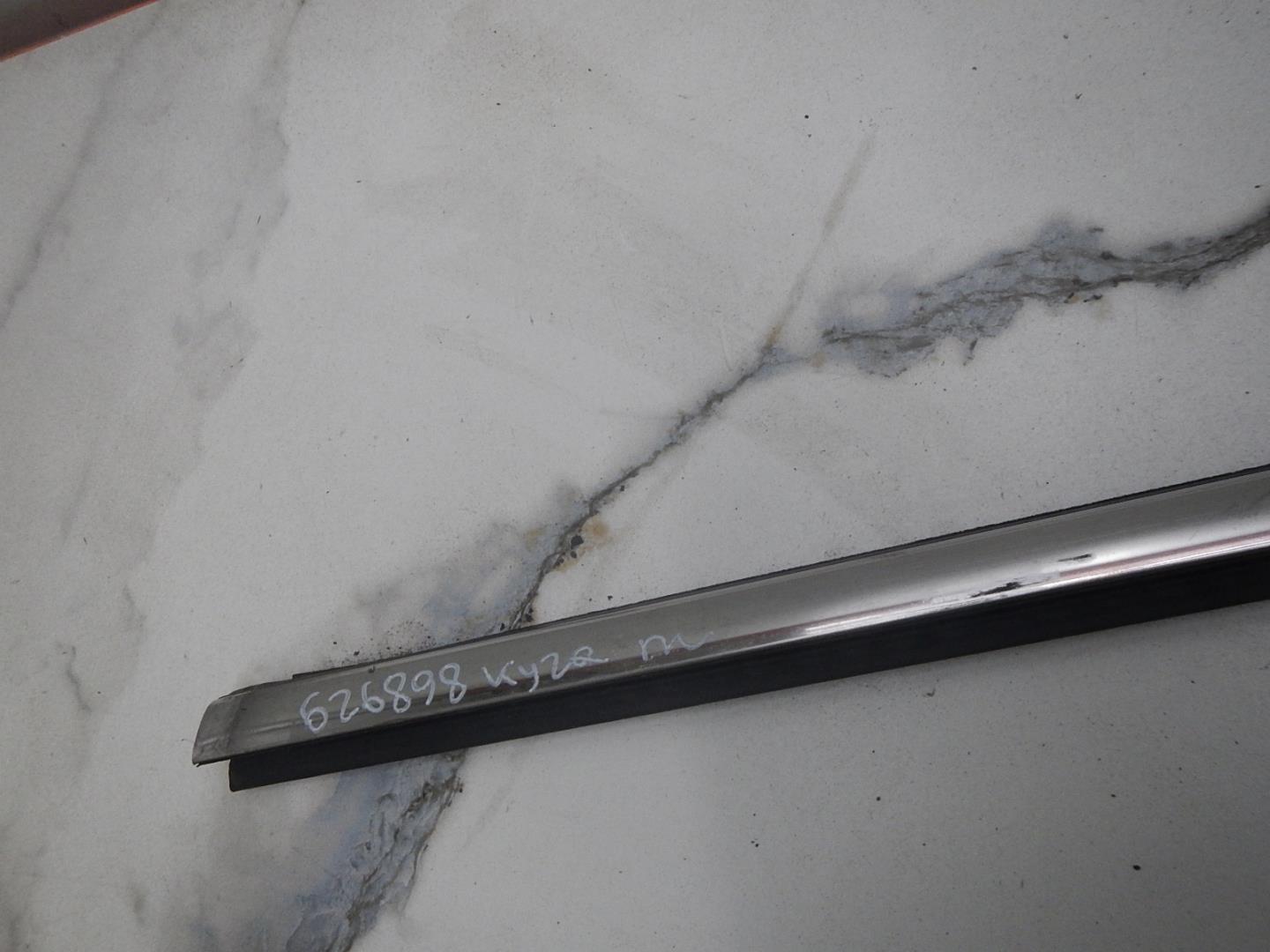 Накладка лобового стекла левая