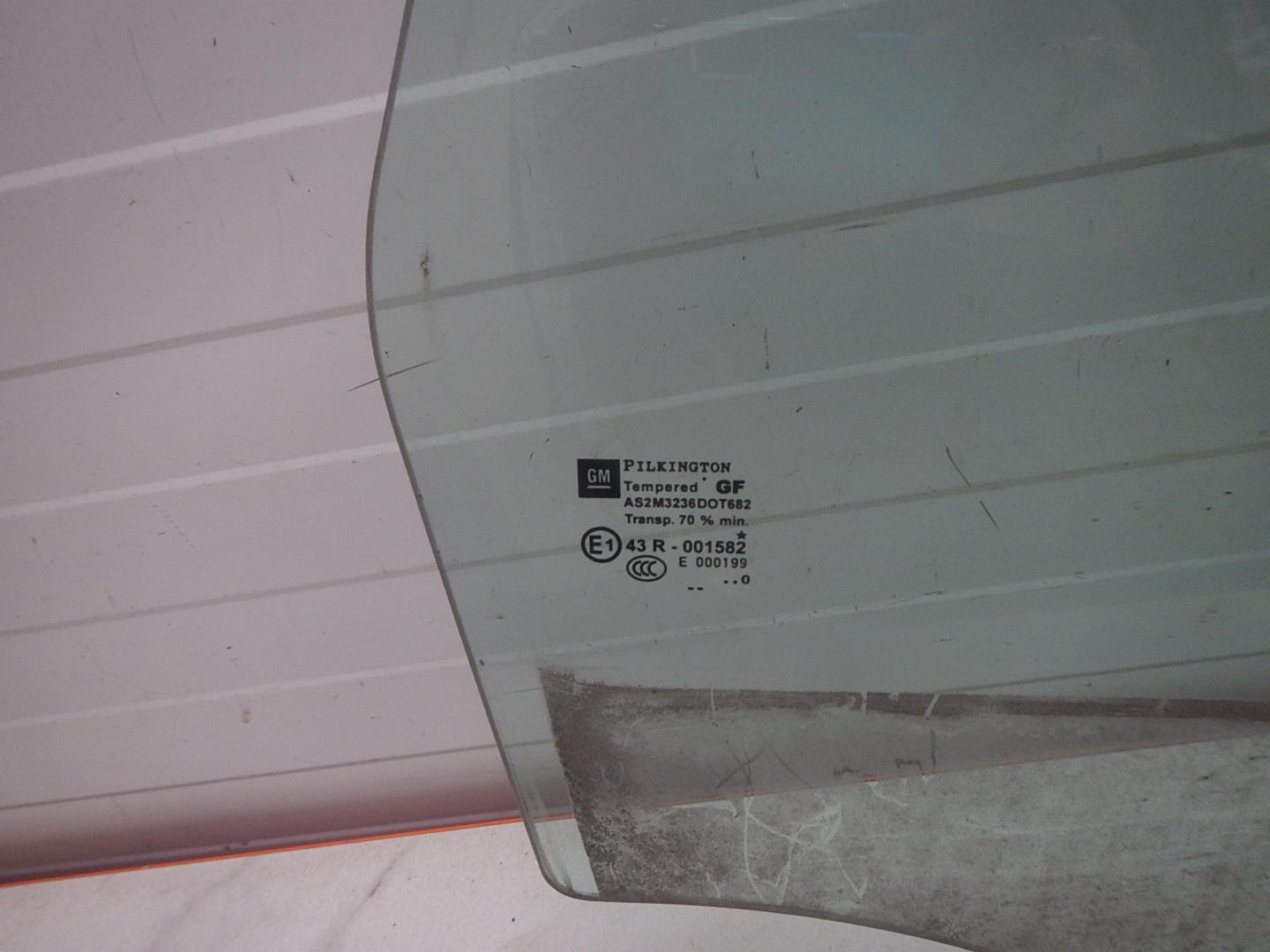 Стекло двери задней правой