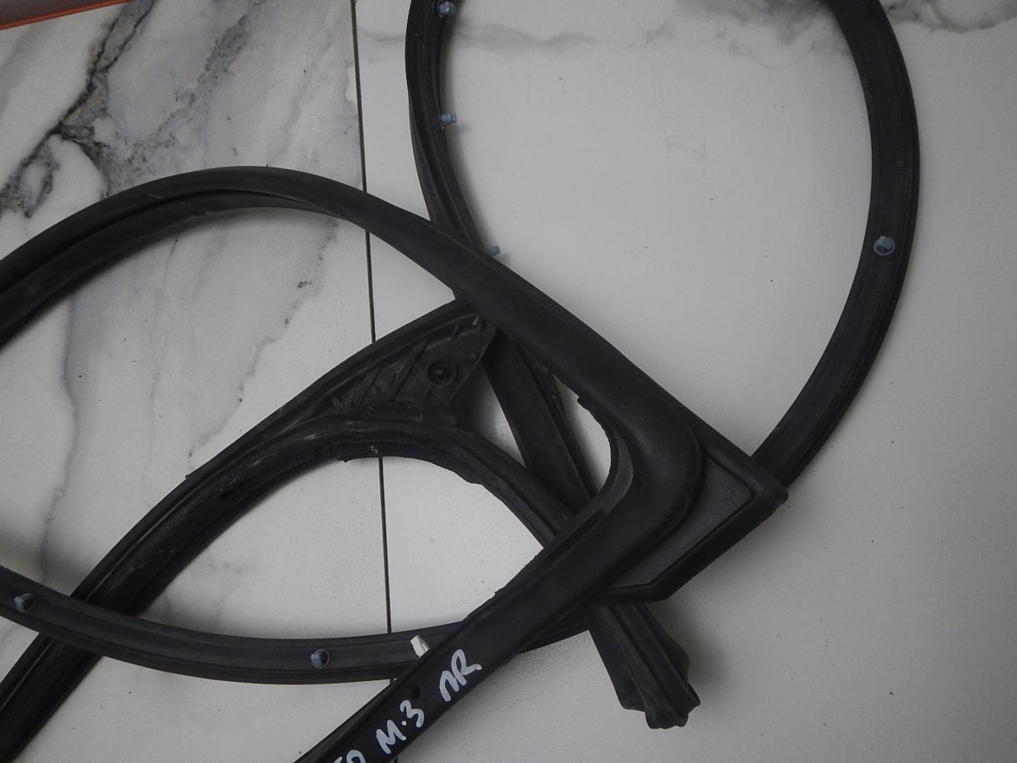 Уплотнитель передней правой двери