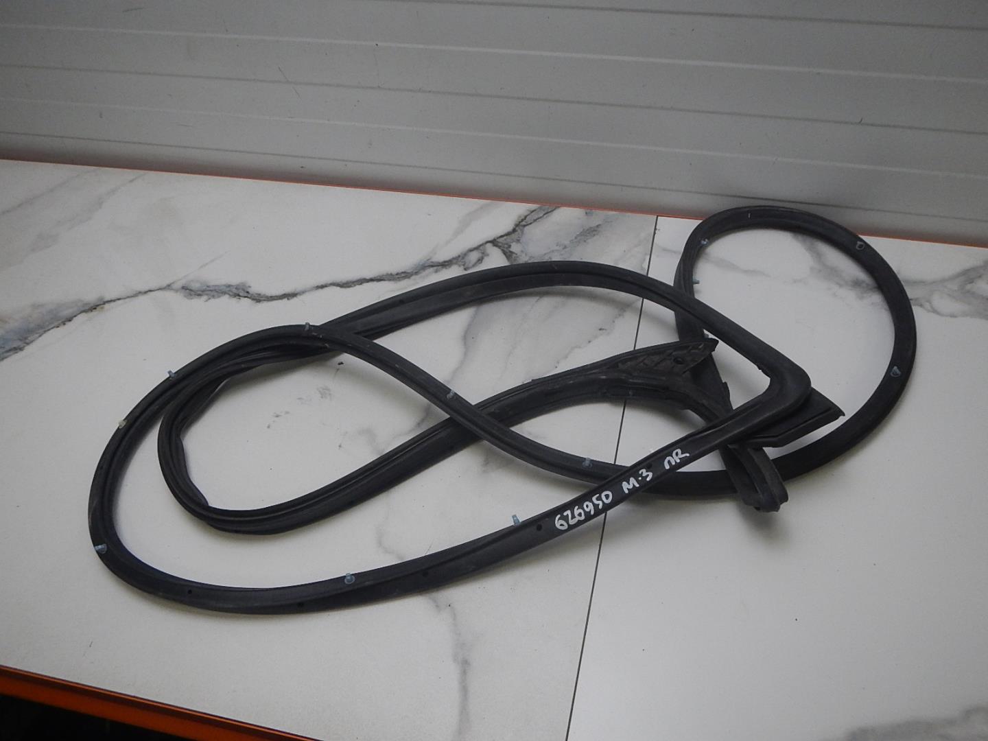 Уплотнитель передней правой двери