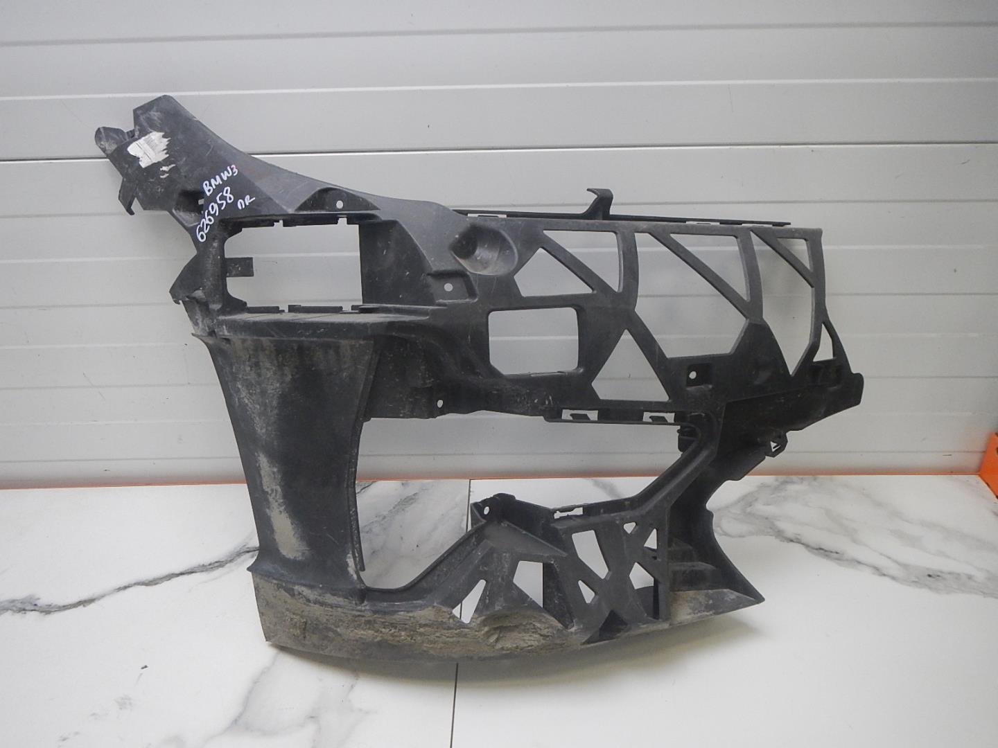 Кронштейн переднего бампера правый