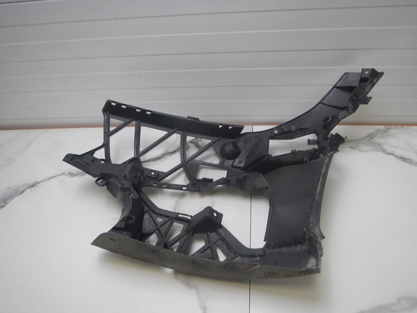 Кронштейн переднего бампера правый