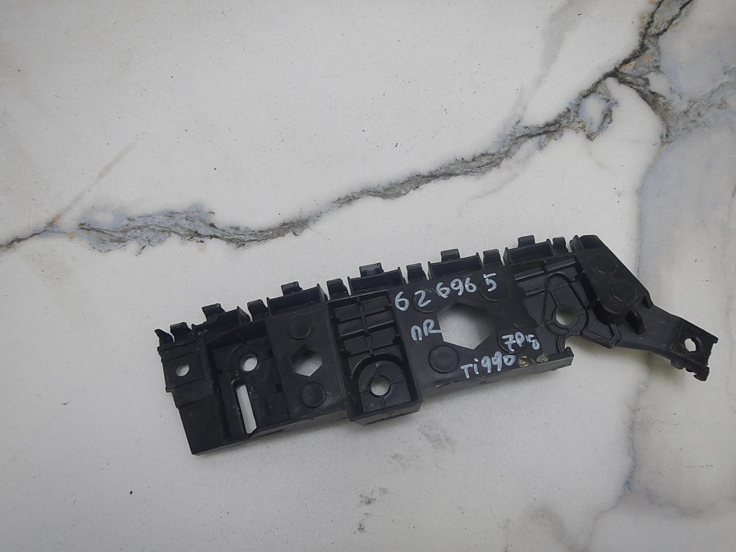 Кронштейн переднего бампера правый