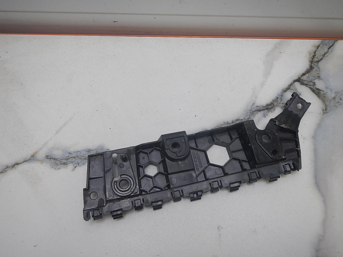 Кронштейн переднего бампера правый