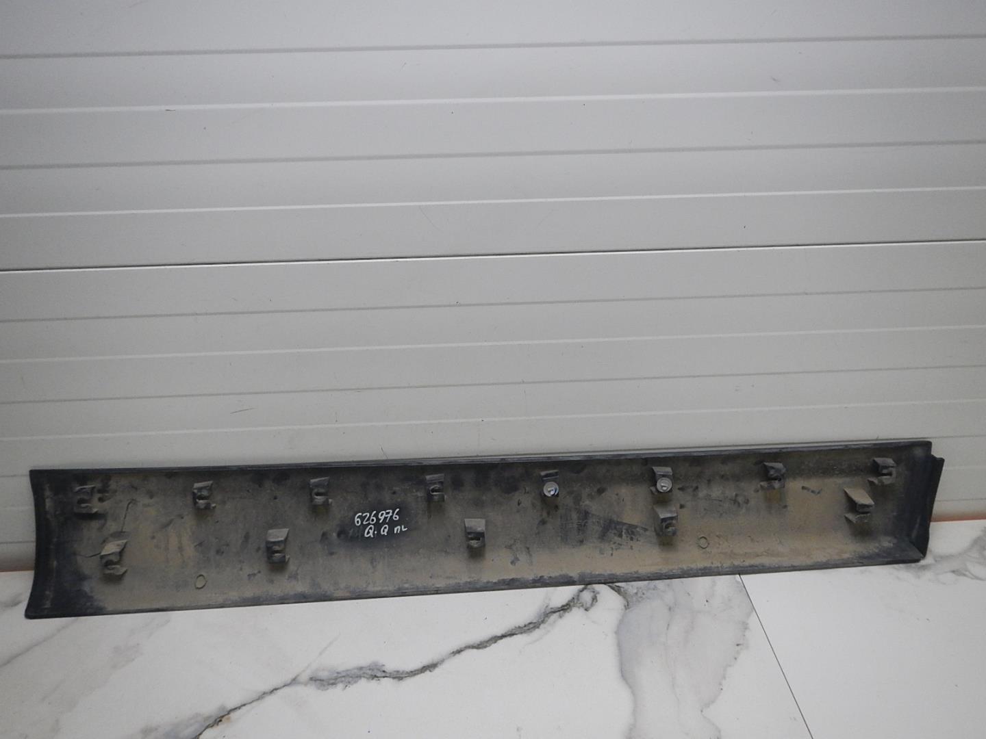 Молдинг передней левой двери