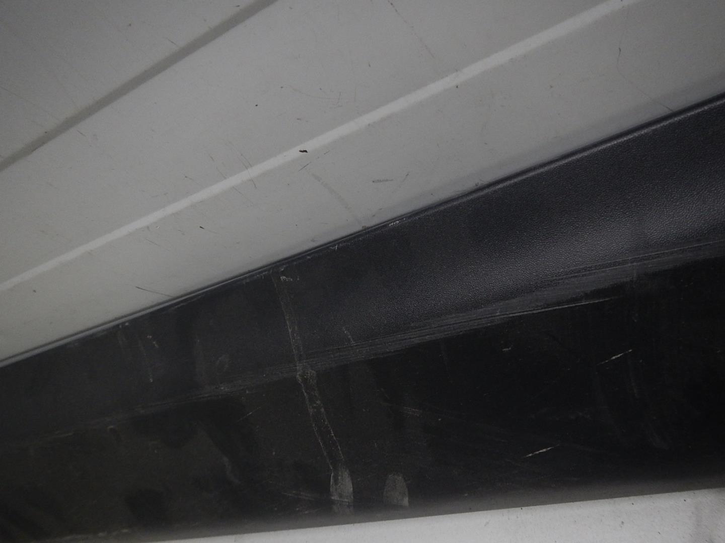 Молдинг передней левой двери