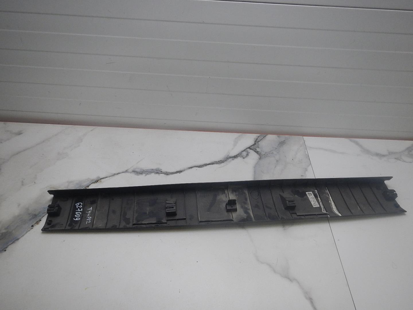 Обшивка двери багажника