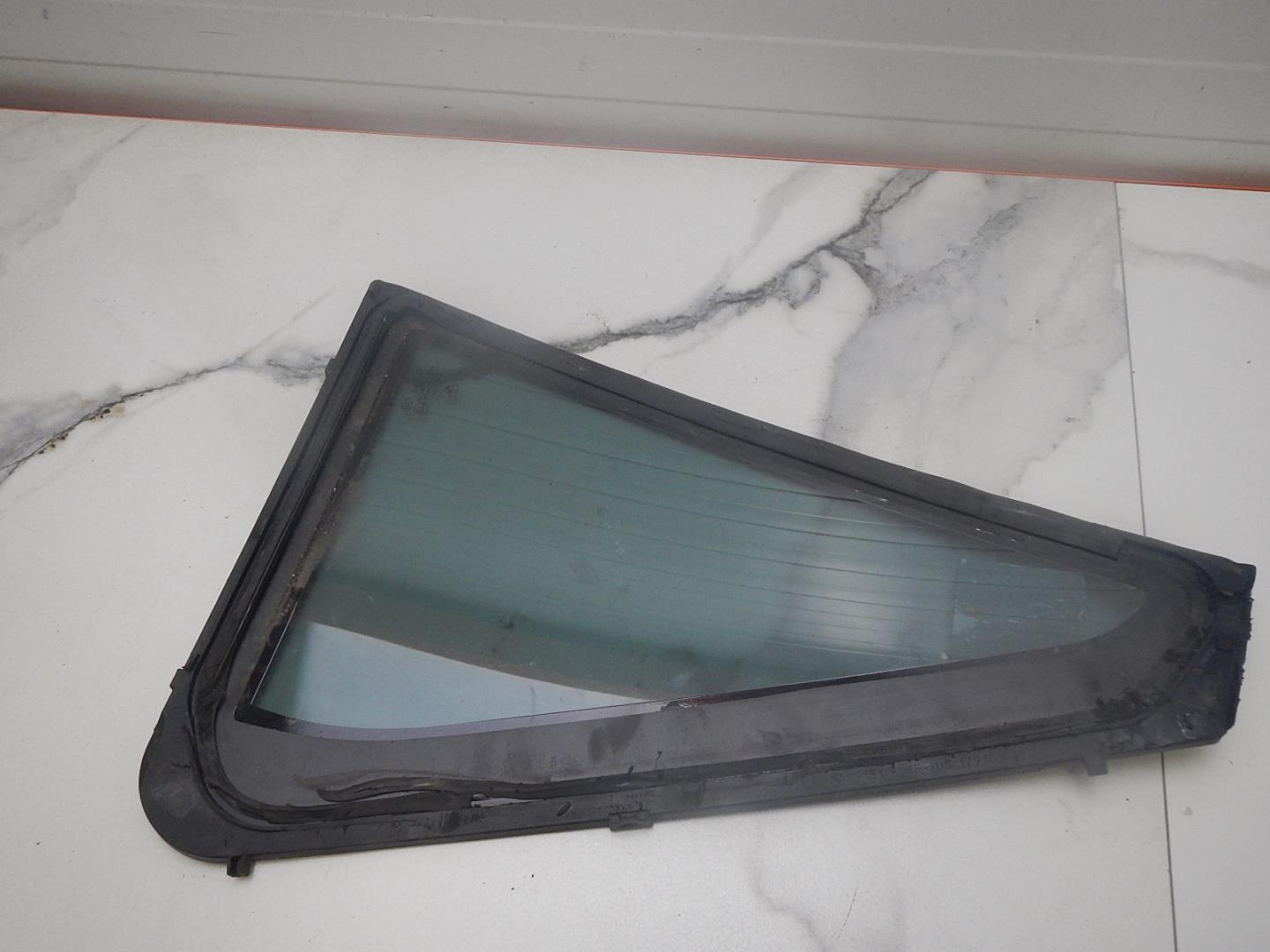 Стекло двери задней правой (форточка)