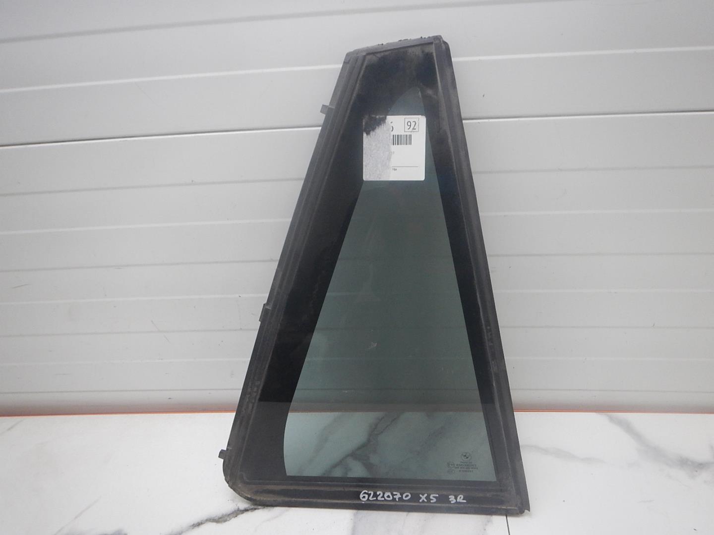 Стекло двери задней правой (форточка)