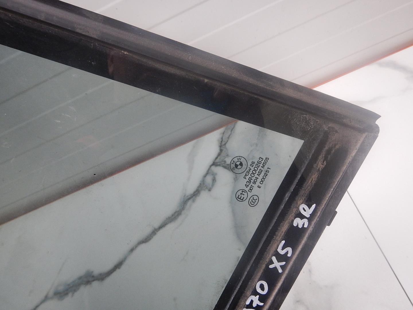 Стекло двери задней правой (форточка)