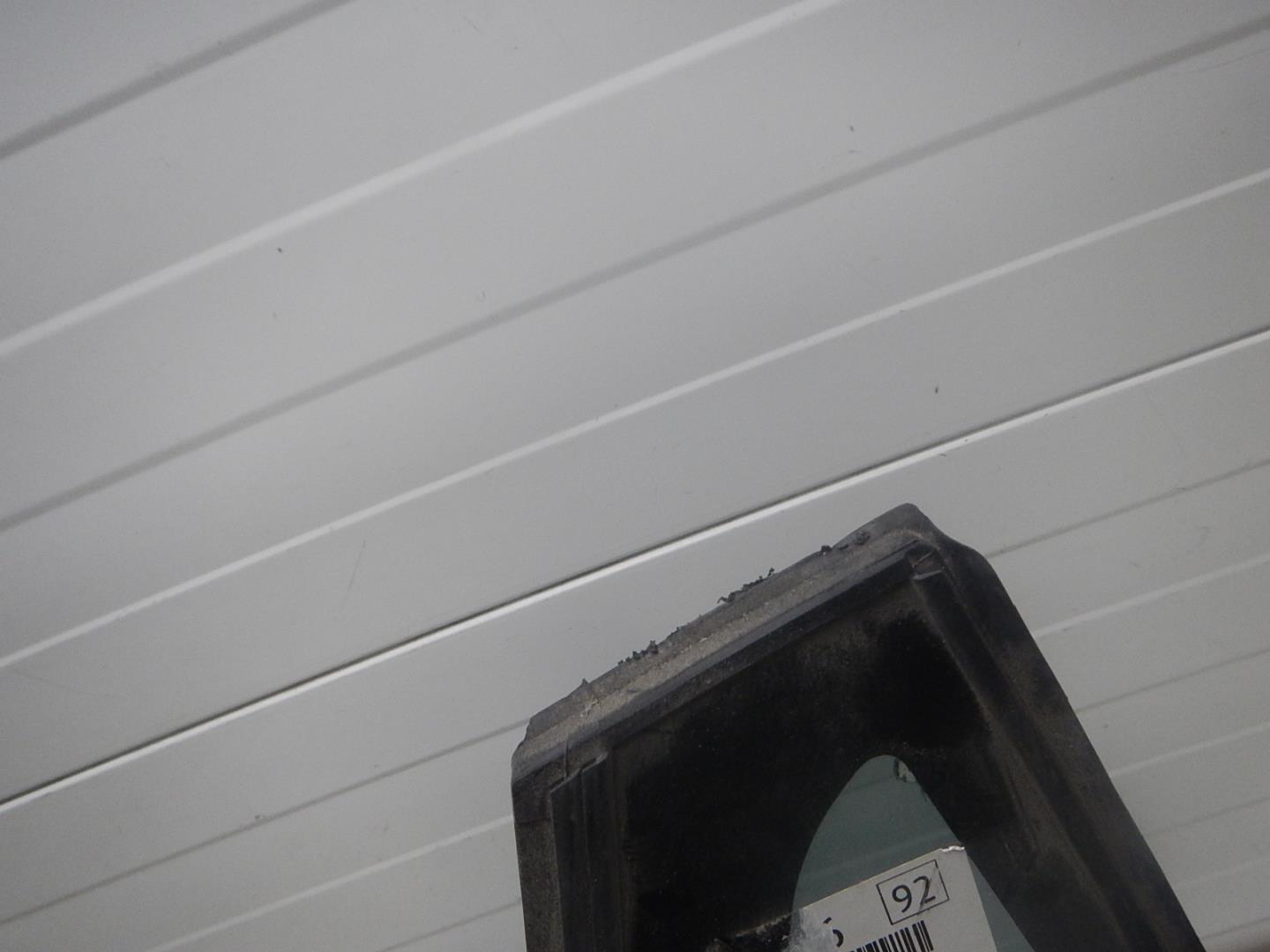 Стекло двери задней правой (форточка)