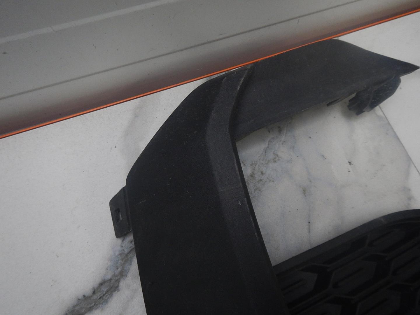 Решетка в бампер левая