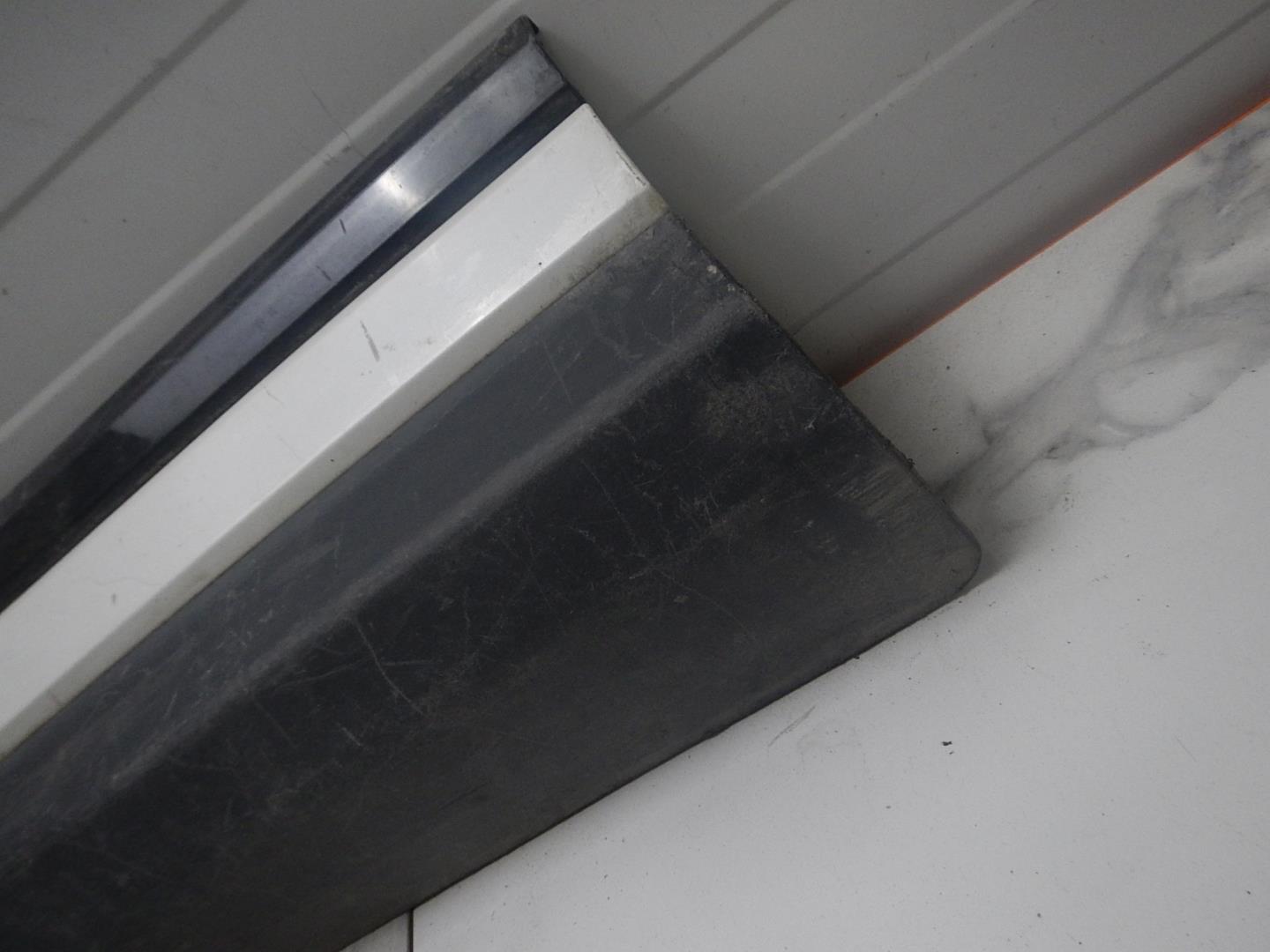 Молдинг передней левой двери