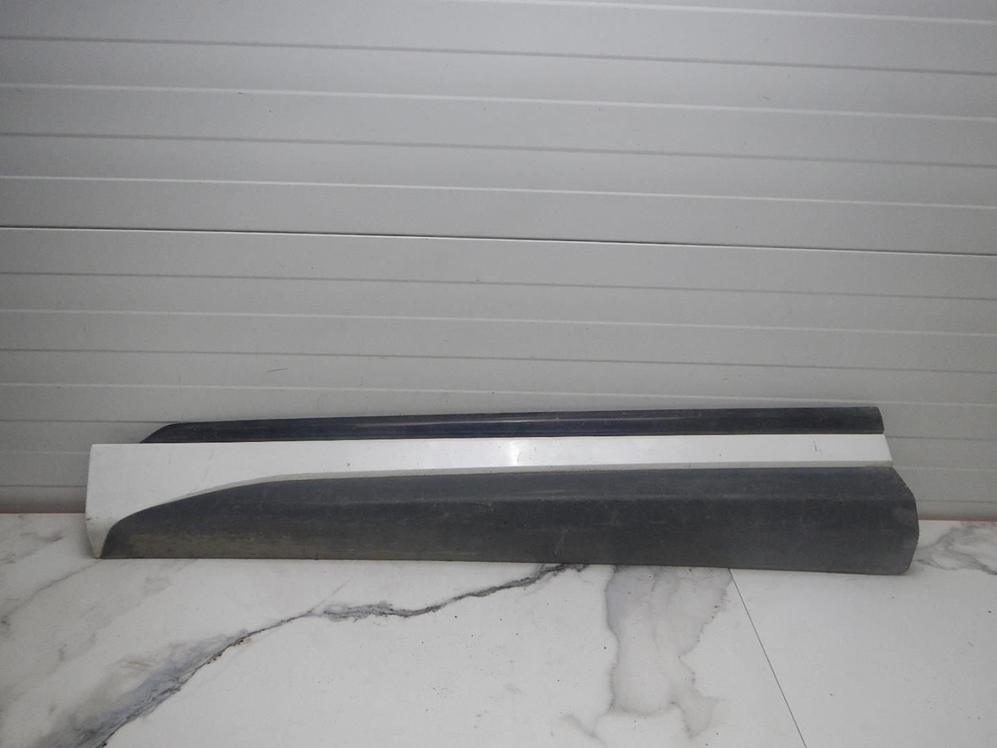 Молдинг передней левой двери