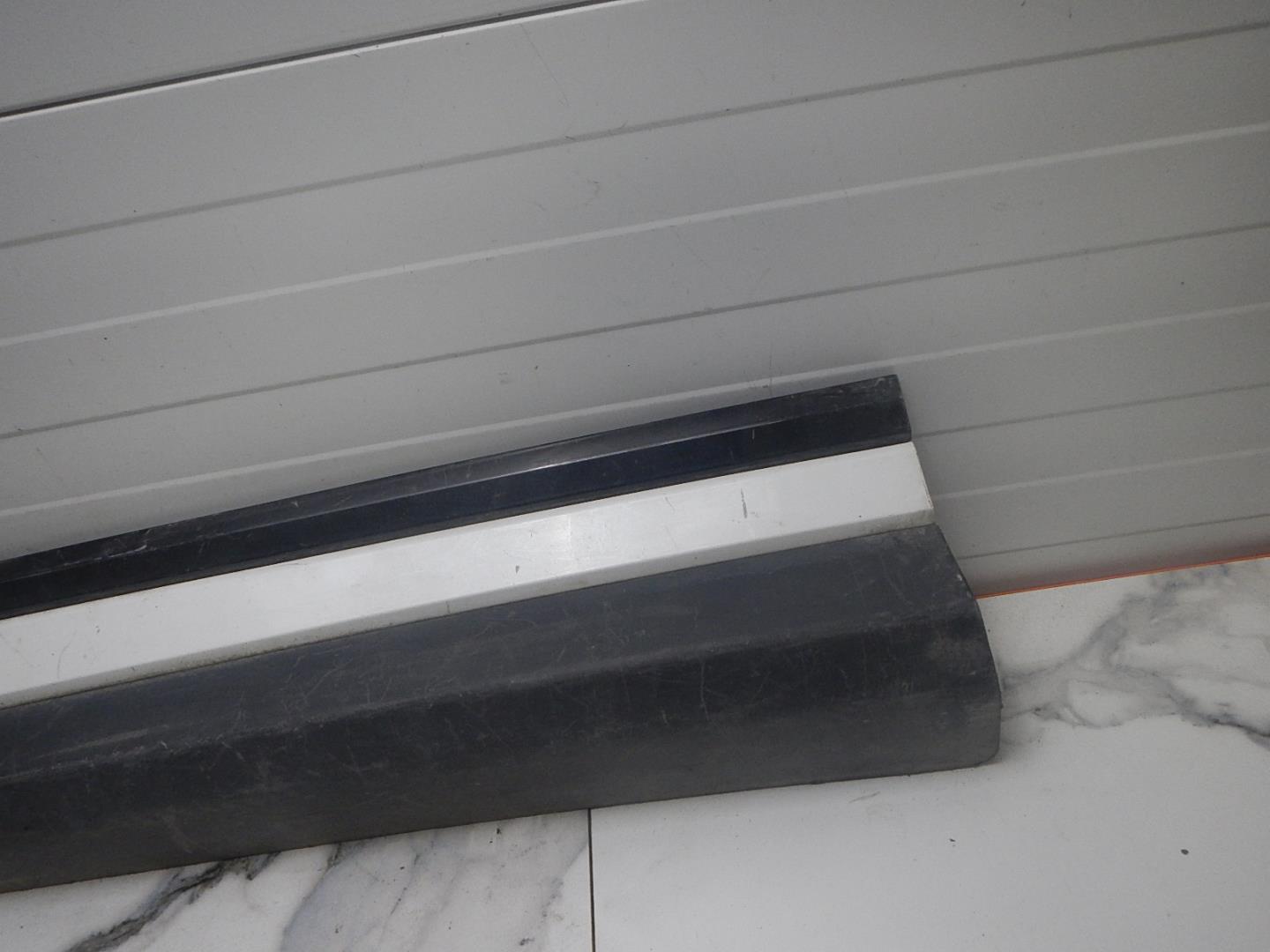 Молдинг передней левой двери