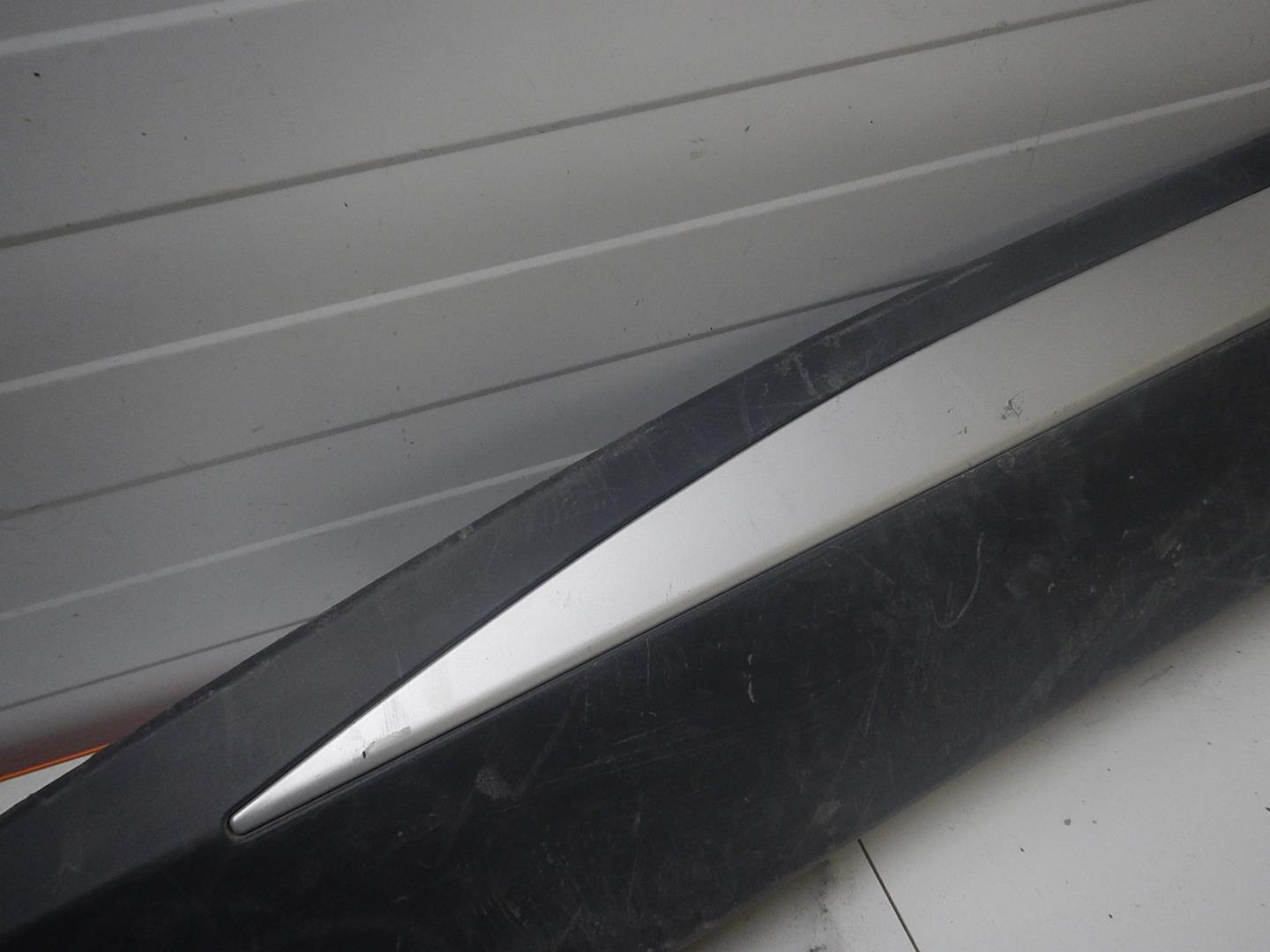 Молдинг задней правой двери