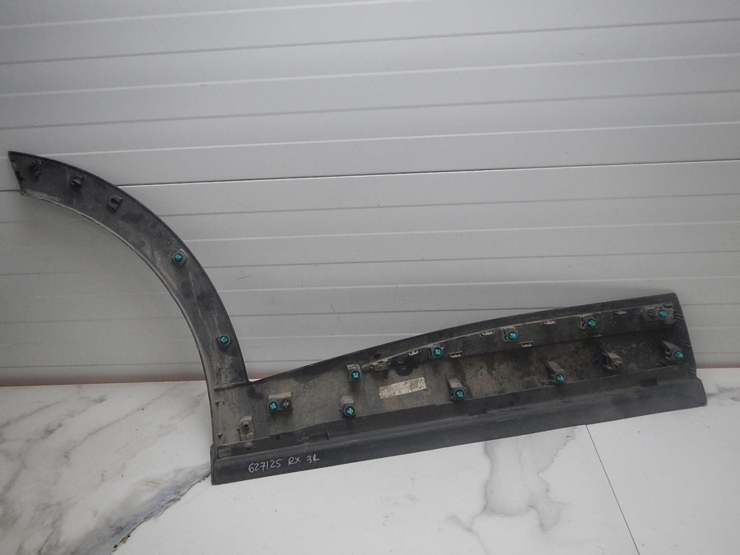 Молдинг задней левой двери