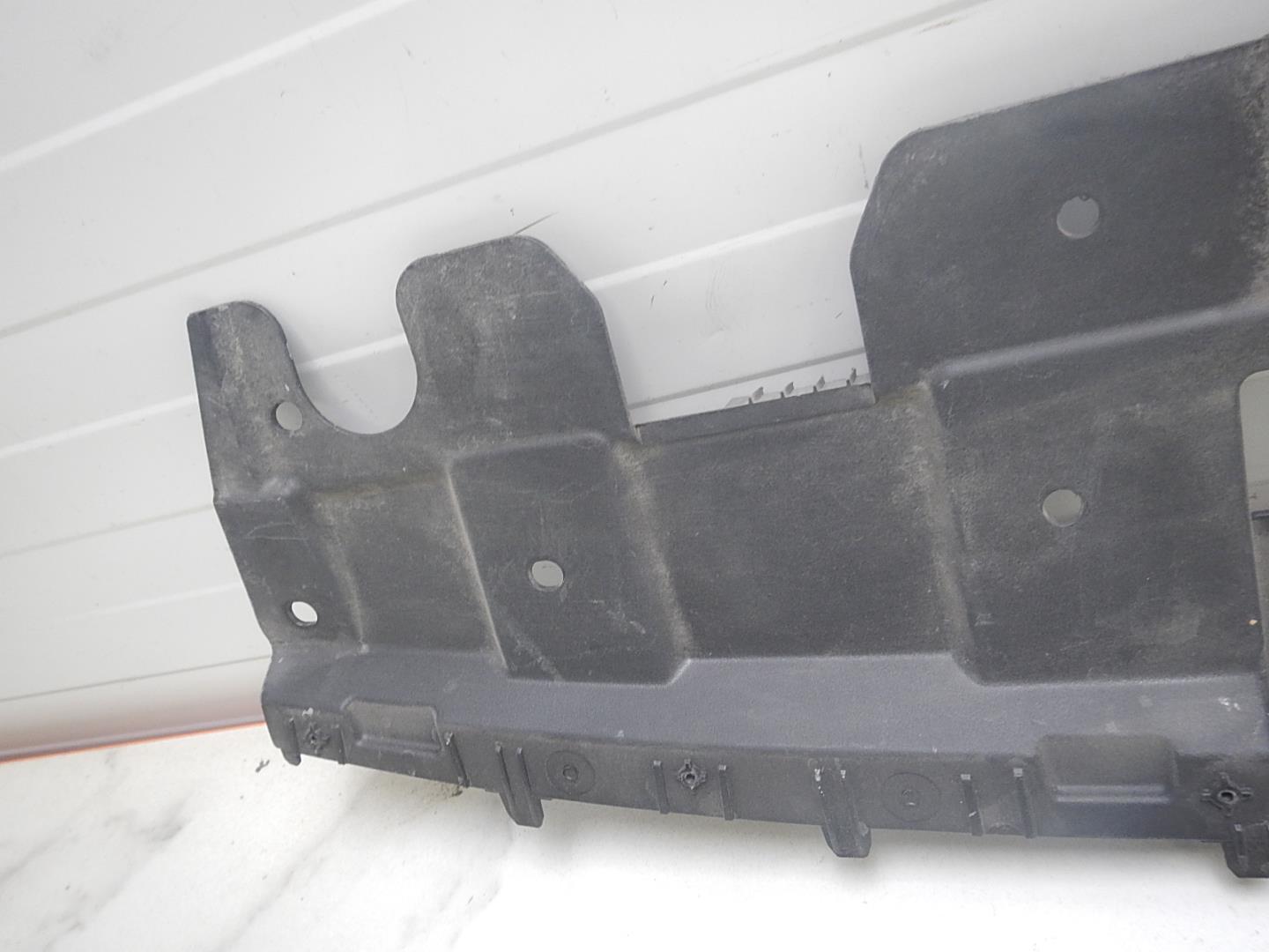 Кожух замка капота