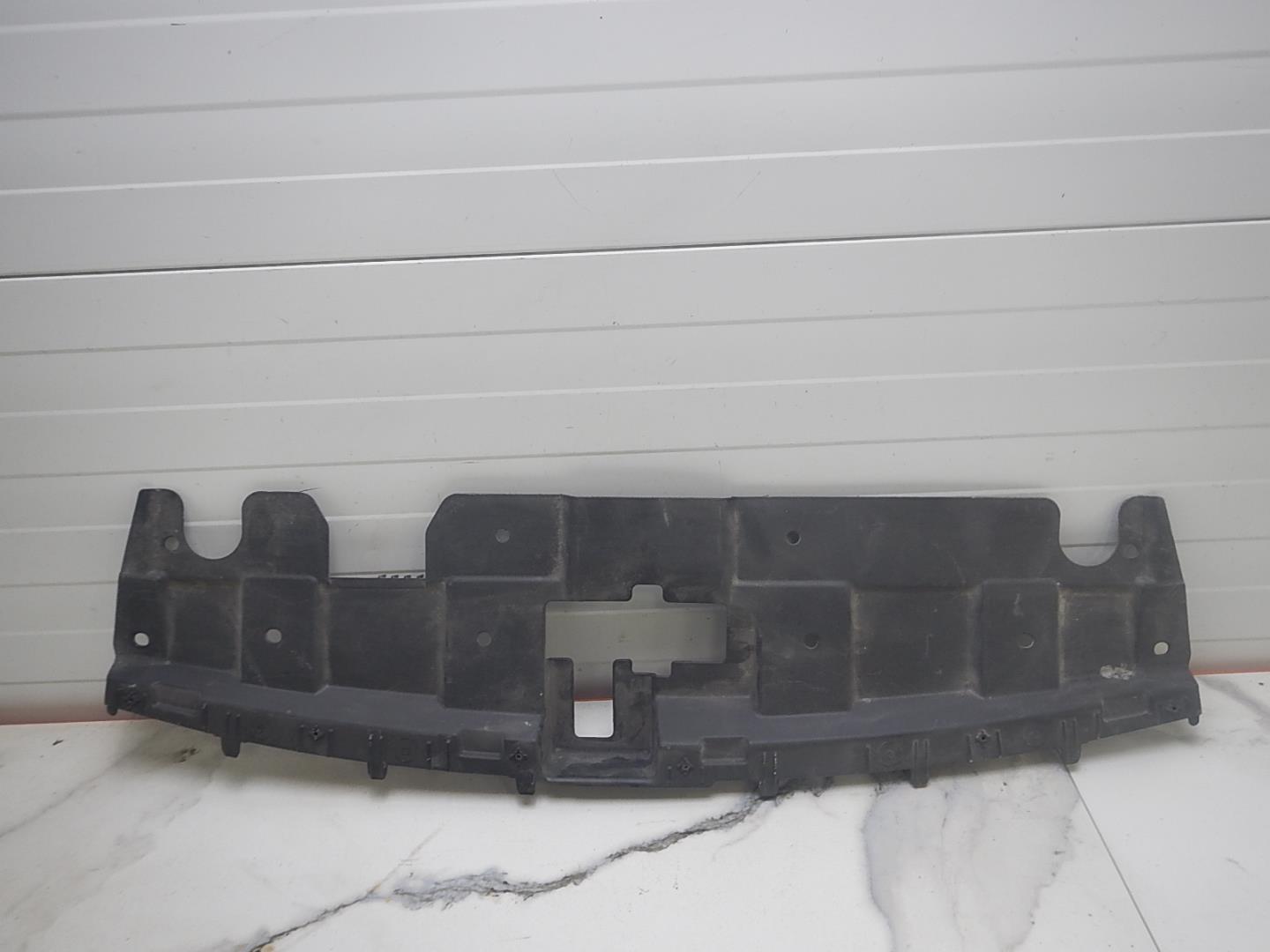 Кожух замка капота