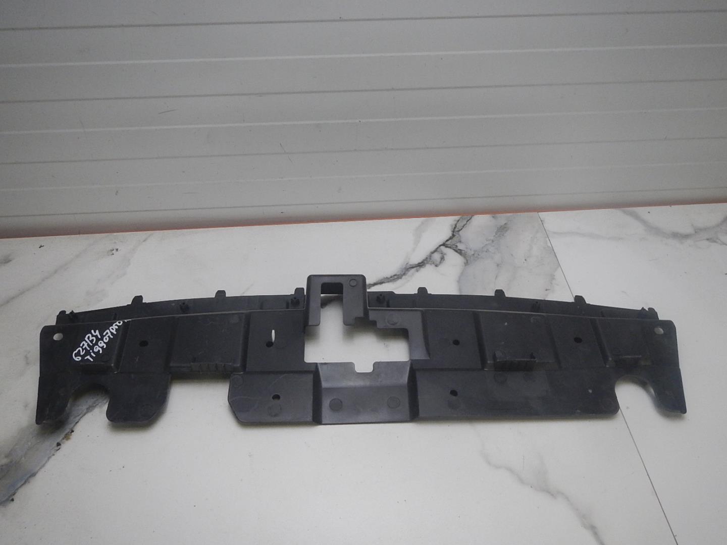 Кожух замка капота