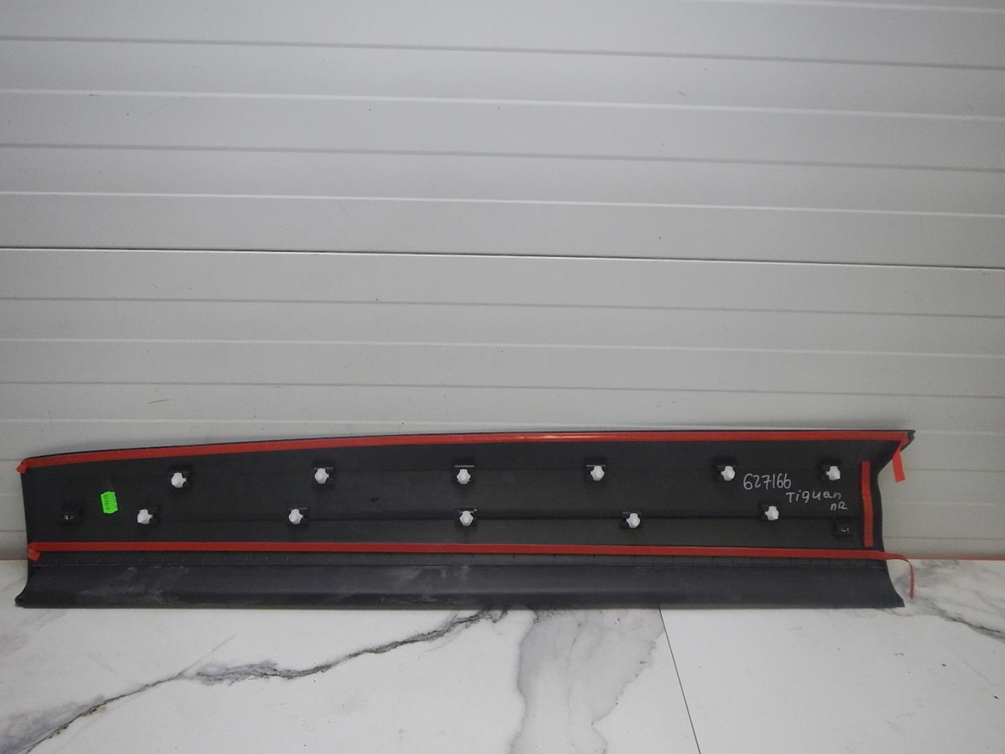 Молдинг передней правой двери